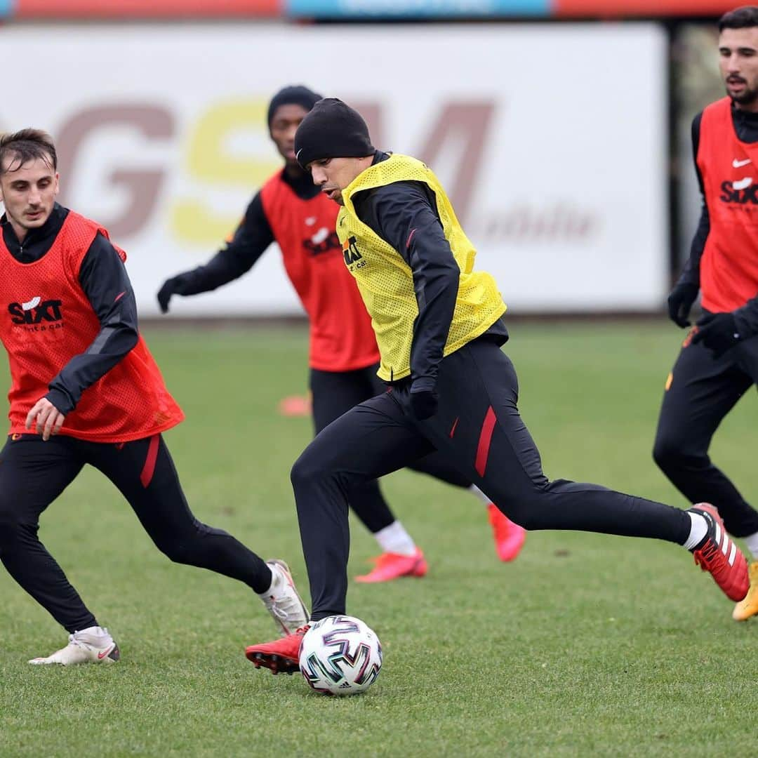 ガラタサライSKさんのインスタグラム写真 - (ガラタサライSKInstagram)「📸 ⚽️ #Galatasaray Futbol Takımı, Süper Lig'in 11. haftasında Hatayspor ile oynayacağı maçın hazırlıklarına bugün yaptığı antrenmanla devam etti. 💪」12月1日 20時20分 - galatasaray