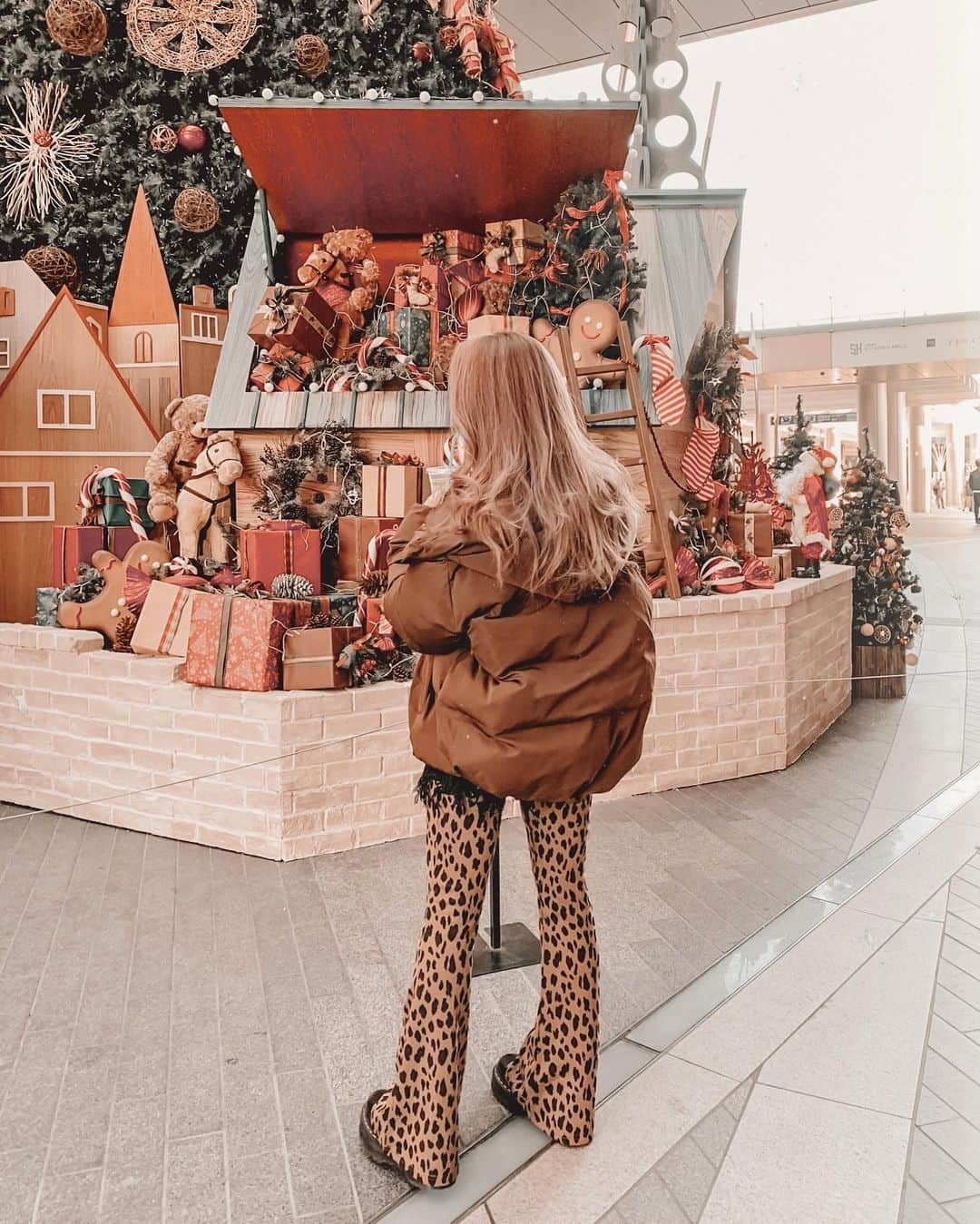 ✷kana✷のインスタグラム：「🤎 . . @clena.official のleopard♡ これ大好きで去年のストレートも、 スカートも愛用してるんだけど 今回のフレアパンツのフィット感に 美脚効果やばすぎて盛れる盛れる🤣✨ . ピンクヘアもクリスマス期間限定だけど、 だいぶ気に入ってる♡ 3枚目が実際に近いよ♡ @elyts_nissy  ありがと〜✨ . #coordinate」