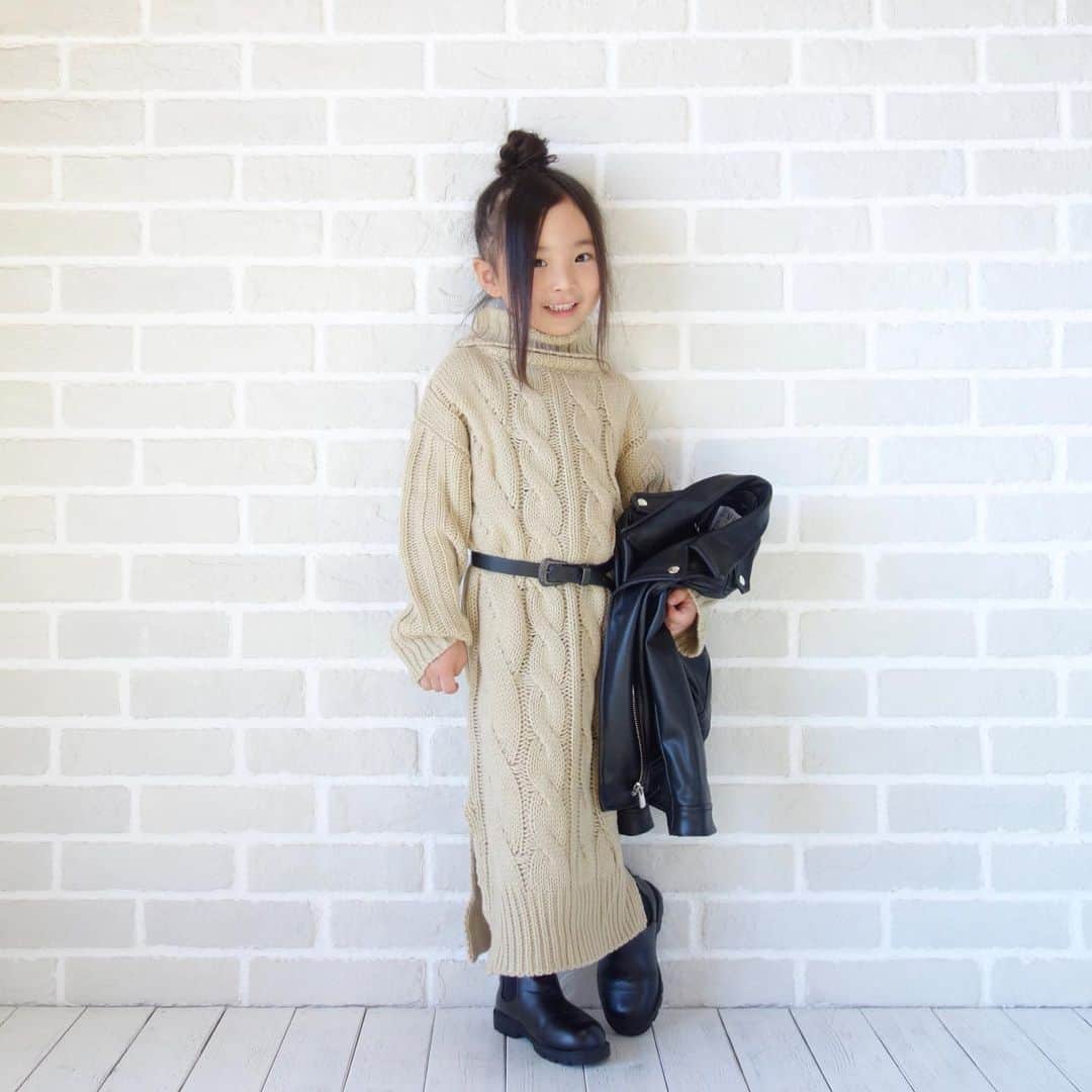 Saraさんのインスタグラム写真 - (SaraInstagram)「. coordinate♡ . @urbancherry_ さんの ケーブルニットロングワンピースで お姉さんコーデ🐻🤎 . ざっくり編みとロング丈がかわいい💓 ロング丈の縦長効果のおかげで 背が高く見えますネ。 . one-piece ▶︎ #urbancherry  boots ▶︎ #branshes  belt ▶︎ #zarakids  . #ootd #kids #kids_japan #kids_japan_ootd #kjp_ootd #kidsfahion #kidscode #kidsootd #kidswear #キッズコーデ #キッズファッション #インスタキッズ #urbancherry #branshes #zarakids #ライブドアインスタブロガー」12月1日 20時22分 - sarasara718