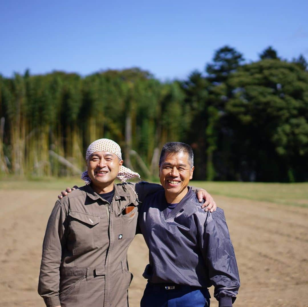 前田有紀さんのインスタグラム写真 - (前田有紀Instagram)「12月に入り、温めてきたとっておきの企画をようやくお知らせできます。この冬、guiでは「飯島町の藁」のしめ縄をお届けします。  飯島町は長野県の南部、西は中央アルプス、東は南アルプスに囲まれた「ふたつのアルプスが見えるまち」です。 その名のとおり「めしのしま」として、古くから米作りが盛んで、おいしいお米の産地でもあります。日本の祭事には、必需品のわら細工。 飯島町では、大相撲の土俵のわらも作られているのですが 今は職人の数も減り、わら細工の担い手が少なくなっているそうです。 また、近年日本で流通しているわらの8割が輸入されたもので、純国産のわらは限られ、貴重な物になってきています。  今年はコロナ禍の影響で予定されていた大きなイベントが中止となり そこで使用されるはずだったわらの大部分が行き場をなくしてしまいました。  今回お届けするしめ縄（わら細工）は、そのわらを、職人の酒井さんに巻き上げていただいたものです。 私も実際に取材に行かせていただき、藁を育てる豊かな畑や、育てている農家の塩澤さんにもお会いして、未来に向けて大切に繋げていきたい伝統工芸をこの目に焼き付けてきました。 手にした方に明るい新年のはじまりをお届けできるように心を込めてお花を添えさせていただきます。 12月中旬以降にお届けとなります。 . お申込みは @gui.flower まで。 #guiflower #飯島町　#飯島町のしめ縄 #藁細工　#伝統工芸」12月1日 20時23分 - yukimaeda0117