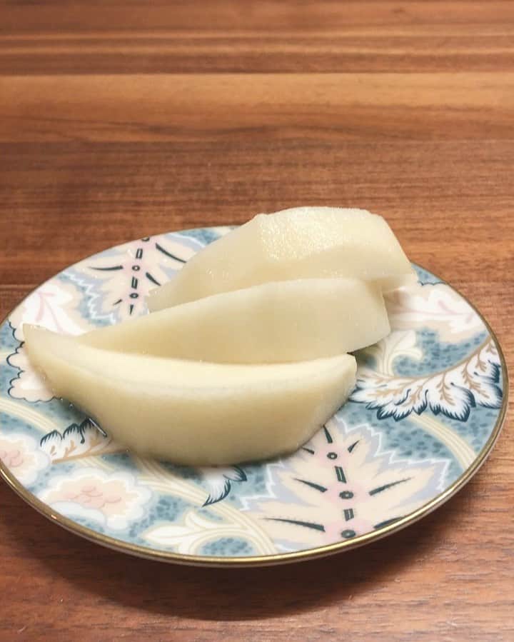 山口もえのインスタグラム：「新潟のルレクチェ🍐✨ 甘い香水のような香りがして みずみずしくて口に入れると トロリととろける😍 日本は本当に美味しいお野菜やフルーツがたくさんある！！ 農家さんの努力の賜物ですね👏👏👏 感謝しながらいただきます。 私がこどもの頃は 西洋なしなんて食べたことなかったなぁ… 知ってしまったらさいご 毎年この時期が楽しみです♡  #新潟県＃南蒲#西洋梨#ルレクチェ #日本#農業 #応援 してます！！ #感謝しながら💕#いただきます #一度食べたら#忘れられない  みずみずしさと柔らかさを伝えたくて動画撮ったけど💦 あまりにも下手でごめんちょ🙏」