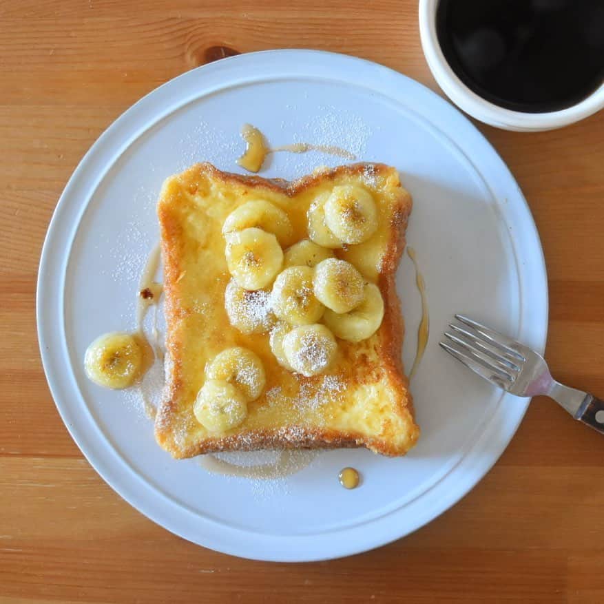 山崎佳のインスタグラム：「Today’s breakfast. バナナフレンチトースト。 なんだかものすごーーーーーく忙しくて、いよいよ年末という感じ！」