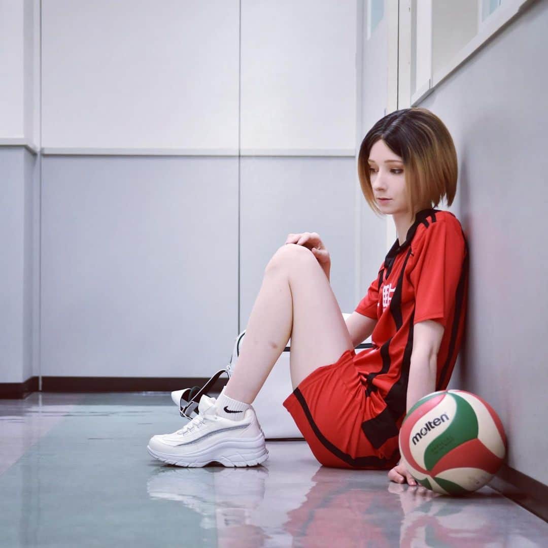 姫沢のインスタグラム：「Kenma ❤️  #haikyuu #haikyuucosplay #kozumekenma #kozumekenmacosplay #himezawa #姫沢　#ハイキュー　#孤爪研磨 #レイヤー　#コスプレイヤー　＃ドイツ人　#外国人　#コミケ」
