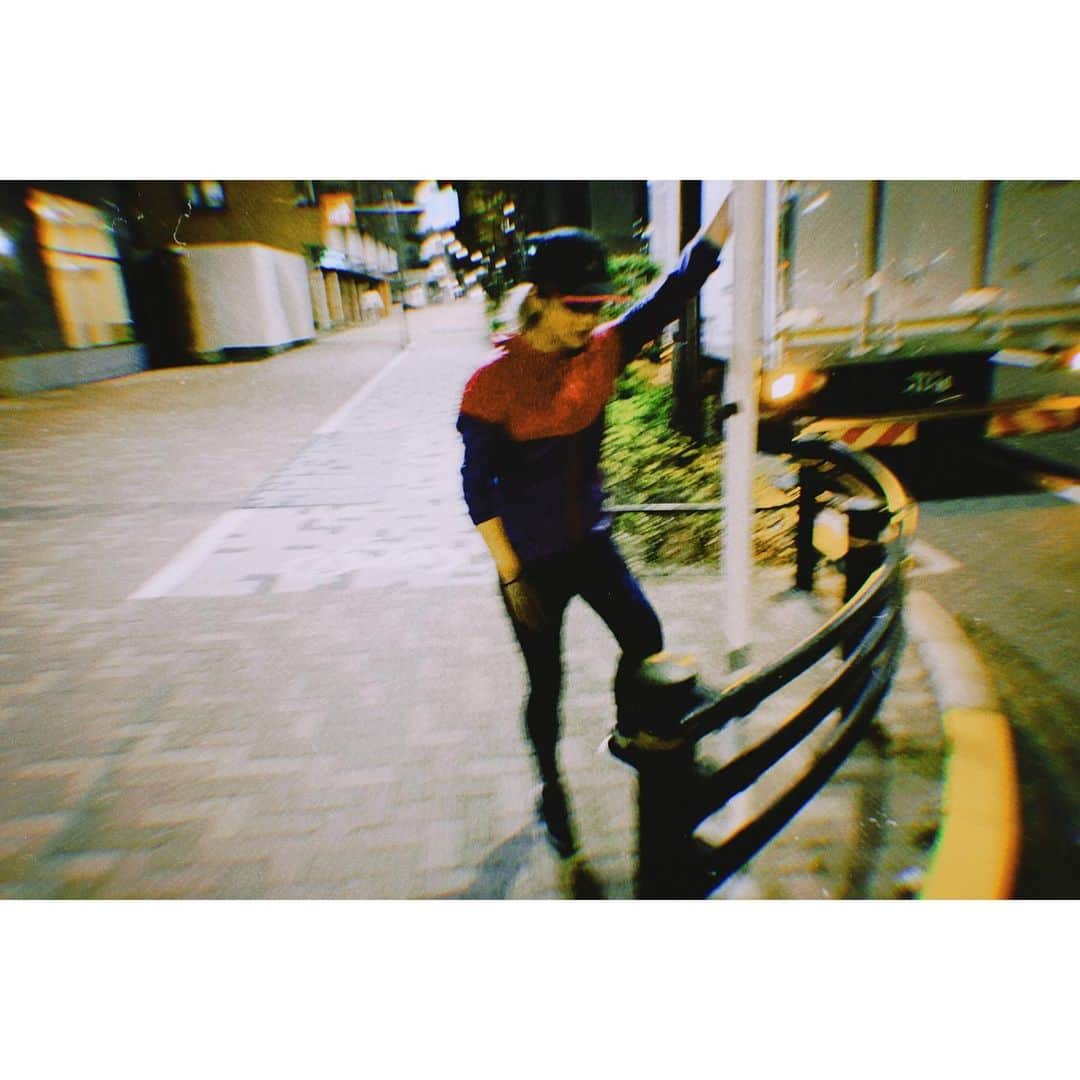 横地尚子のインスタグラム：「夜ラン5.3km🌉🏃‍♀️ 東京マラソンの時のアシックスのジャージまだ着てるw  ドア出た瞬間が一番しびれてる。  #アシックス #ランニング女子 #夜ラン #ootd #リーボックスニーカー #addidas #走る人」