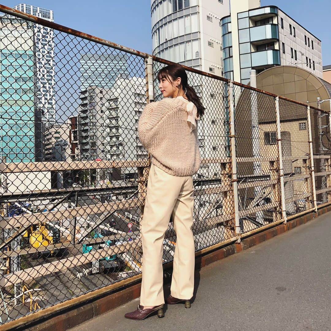 石川恋さんのインスタグラム写真 - (石川恋Instagram)「Mix&match fashion 2020 Autumn🍁 メインアイテム▶︎▶︎#EVRIS レザーライクストレートパンツ👖 シアー素材のトップスにニットカーデを合わせて、白を基調としたフェミニンスタイル。 背中のリボンがポイント🎀 #StyledbyRen #ootd  styling support & photo by @kon_543」12月1日 20時30分 - ren_ishikawa
