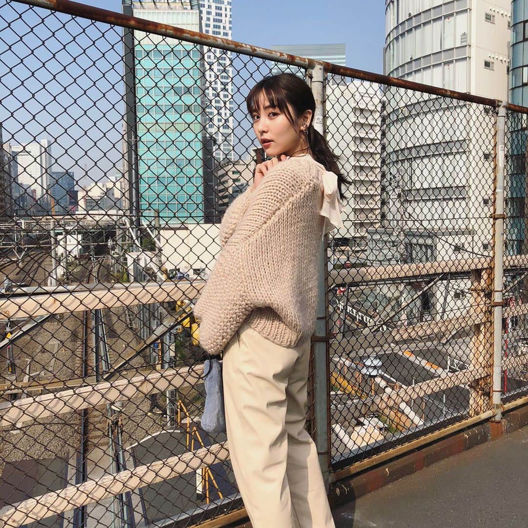 石川恋さんのインスタグラム写真 - (石川恋Instagram)「Mix&match fashion 2020 Autumn🍁 メインアイテム▶︎▶︎#EVRIS レザーライクストレートパンツ👖 シアー素材のトップスにニットカーデを合わせて、白を基調としたフェミニンスタイル。 背中のリボンがポイント🎀 #StyledbyRen #ootd  styling support & photo by @kon_543」12月1日 20時30分 - ren_ishikawa