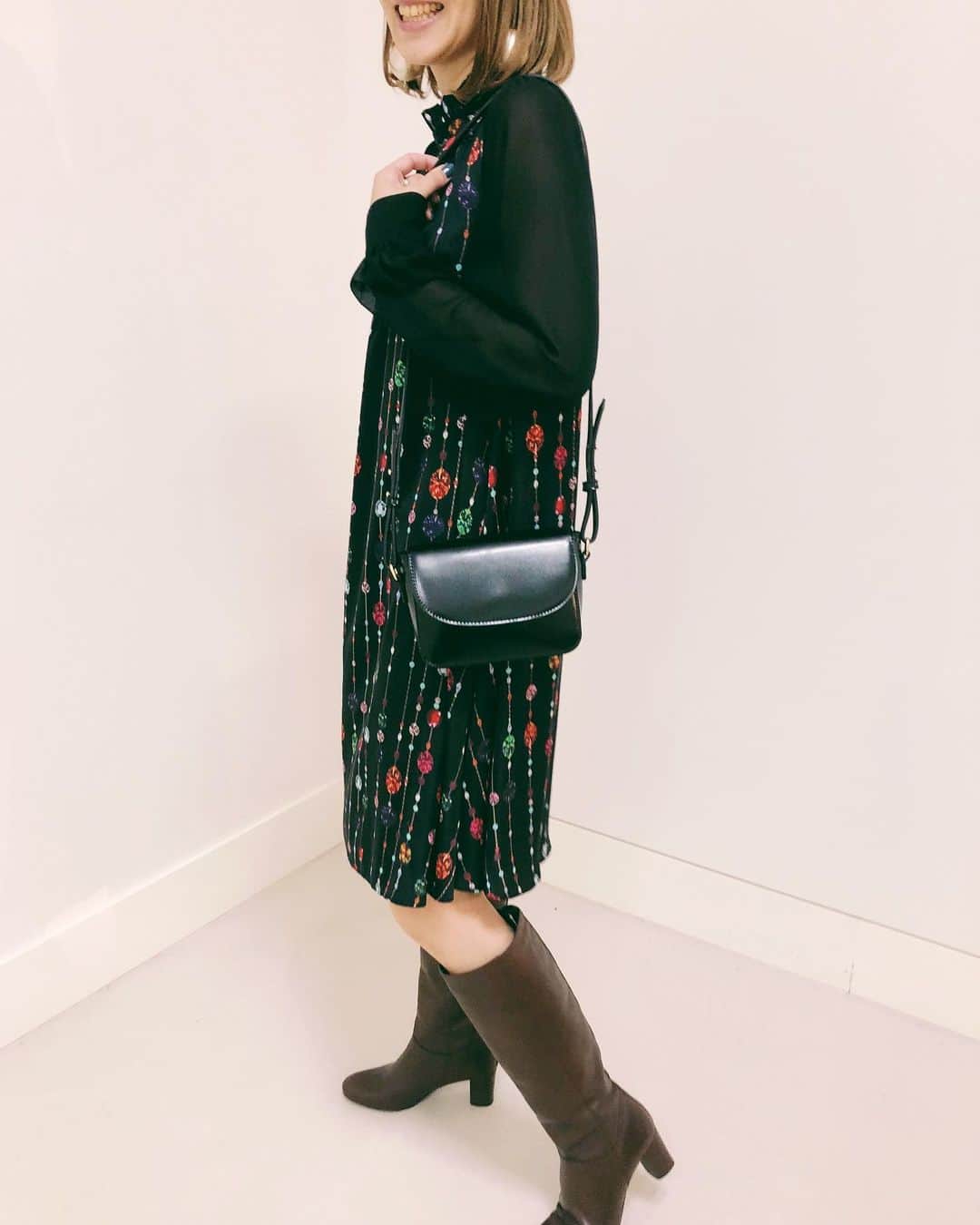 のインスタグラム：「* * 20AW COLLECTION  ジュエル柄 ワンピース * * #carolinaglaser #beams #カロリナグレイサー #ビームス #大人可愛い#ジュエル柄 #ワンピース #オケージョン #ショルダーバッグ#ロングブーツ#ロングブーツコーデ#kmb #コットンパール#コットンパールピアス」