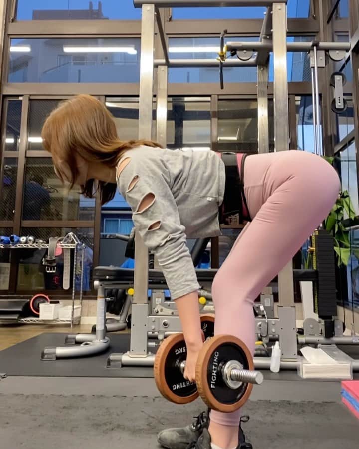 のインスタグラム：「私のハムストリングがほどよく筋肉痛な理由🍑 年末年始食べまくってぐーたらするために、筋肉貯金しておく作戦です😂💦皆さま予定は決まったかな？🎍✨ @ti_habit  #🍑トレ #尻トレ」