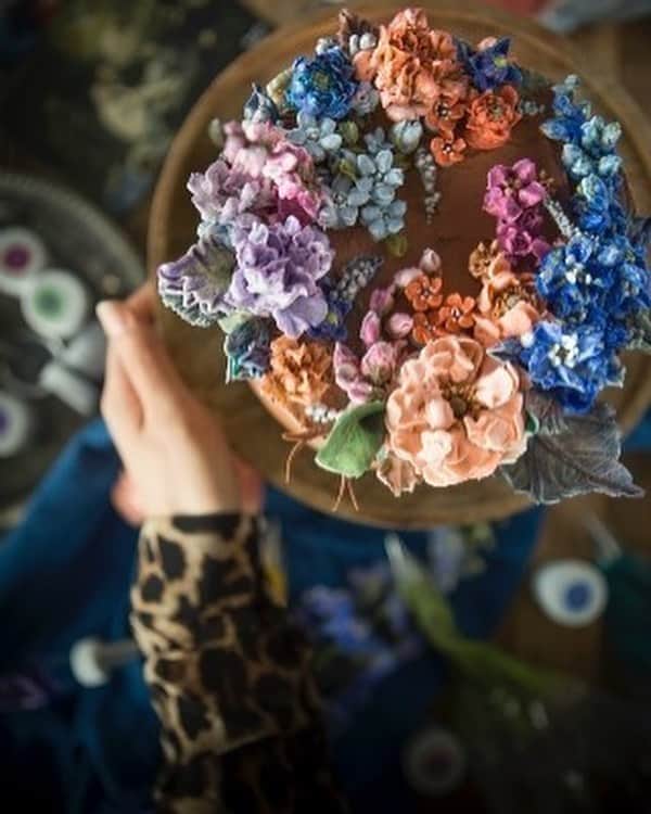 청담 수케이크 (atelier soo)さんのインスタグラム写真 - (청담 수케이크 (atelier soo)Instagram)「ㅡ Buttercream flower.  Soocake style. Delphinium. 2020. 2018. 2017. 내가좋아하는꽃 ㅡ #flower #cake #flowercake #partycake #birthday #bouquet #buttercream #baking #wilton #weddingcake #peony  www.soocake.com vkscl_energy@naver.com」12月1日 20時31分 - soocake_ully