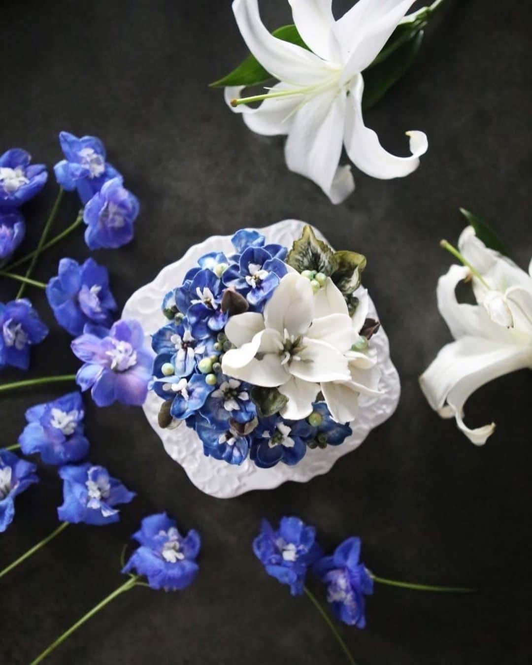 청담 수케이크 (atelier soo)さんのインスタグラム写真 - (청담 수케이크 (atelier soo)Instagram)「ㅡ Buttercream flower.  Soocake style. Delphinium. 2020. 2018. 2017. 내가좋아하는꽃 ㅡ #flower #cake #flowercake #partycake #birthday #bouquet #buttercream #baking #wilton #weddingcake #peony  www.soocake.com vkscl_energy@naver.com」12月1日 20時31分 - soocake_ully