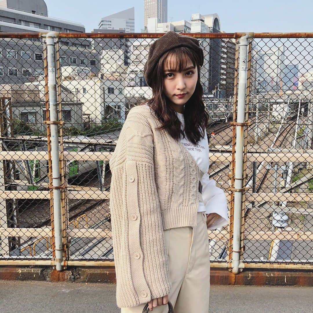石川恋さんのインスタグラム写真 - (石川恋Instagram)「Mix&match fashion 2020 Autumn🍁 メインアイテム▶︎▶︎#EVRIS レザーライクストレートパンツ👖 ロンTとワンショルのニットをレイヤードして、白を基調としたカジュアルコーデ🥳 #StyledbyRen #ootd  styling support & photo by @kon_543」12月1日 20時32分 - ren_ishikawa