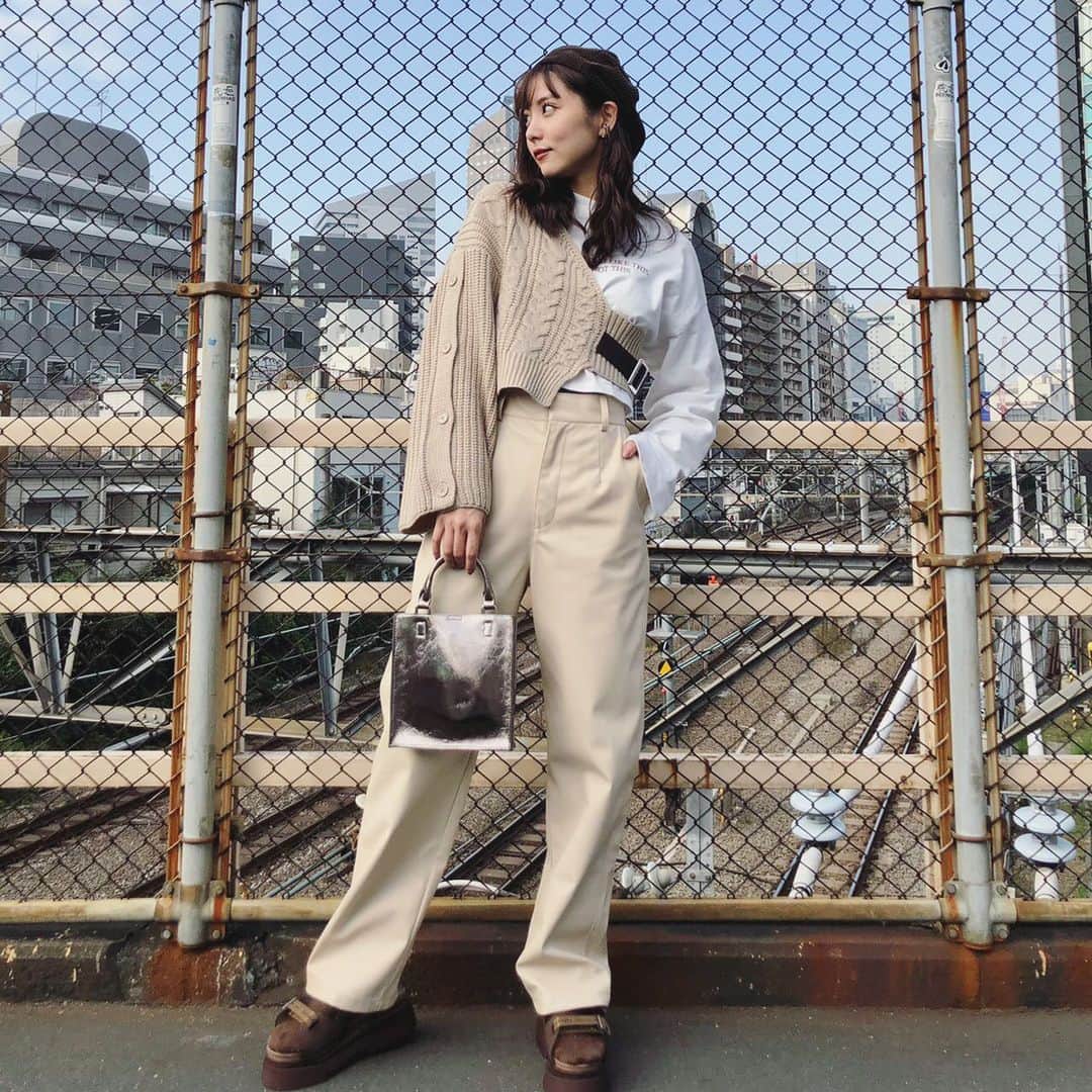 石川恋さんのインスタグラム写真 - (石川恋Instagram)「Mix&match fashion 2020 Autumn🍁 メインアイテム▶︎▶︎#EVRIS レザーライクストレートパンツ👖 ロンTとワンショルのニットをレイヤードして、白を基調としたカジュアルコーデ🥳 #StyledbyRen #ootd  styling support & photo by @kon_543」12月1日 20時32分 - ren_ishikawa