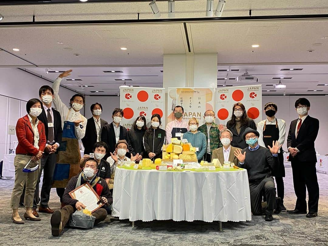 関谷亜矢子さんのインスタグラム写真 - (関谷亜矢子Instagram)「Japan Cheese Awards2020表彰式の司会。 国産チーズ、こんなにも個性あふれる美味しいチーズかあるんだよーと叫びたくなるひとときでした‼️  全国300をこえるチーズ工房の中から、フレッシュ、白カビ、青カビ、やぎ乳など、21のカテゴリーのNo. 1に輝いた皆さんが集結。新型コロナ感染予防にも配慮して、オンライン配信でもご参加いただきました。  メディアセミナーではチーズ工房が誕生してわずか2年目で受賞した方や、海外進出を夢見る若者、クラウドファンディングで資金援助に成功した方など、チーズ作りにかける思いを伺って、ジーンとしました。  チーズ大好きな私にとって、生産者の皆さんの生の声が聞ける夢のようなひととき。世界大会でもトップ10に入る国産チーズの実力‼️ 皆さん、国産チーズ、是非是非、お試しください‼️‼️‼️‼️  #ジャパンチーズアワード  #ジャパンチーズアワード2020  #チーズプロフェッショナル協会  #ジャパンチーズアワードグランプリ  #幸せチーズ工房  #チーズプロフェッショナル  #チーズ大好き」12月1日 20時33分 - ayakosekiya.516