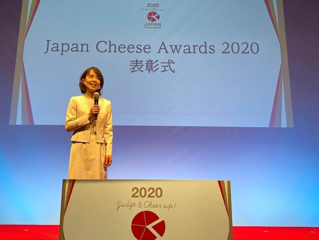 関谷亜矢子のインスタグラム：「Japan Cheese Awards2020表彰式の司会。 国産チーズ、こんなにも個性あふれる美味しいチーズかあるんだよーと叫びたくなるひとときでした‼️  全国300をこえるチーズ工房の中から、フレッシュ、白カビ、青カビ、やぎ乳など、21のカテゴリーのNo. 1に輝いた皆さんが集結。新型コロナ感染予防にも配慮して、オンライン配信でもご参加いただきました。  メディアセミナーではチーズ工房が誕生してわずか2年目で受賞した方や、海外進出を夢見る若者、クラウドファンディングで資金援助に成功した方など、チーズ作りにかける思いを伺って、ジーンとしました。  チーズ大好きな私にとって、生産者の皆さんの生の声が聞ける夢のようなひととき。世界大会でもトップ10に入る国産チーズの実力‼️ 皆さん、国産チーズ、是非是非、お試しください‼️‼️‼️‼️  #ジャパンチーズアワード  #ジャパンチーズアワード2020  #チーズプロフェッショナル協会  #ジャパンチーズアワードグランプリ  #幸せチーズ工房  #チーズプロフェッショナル  #チーズ大好き」