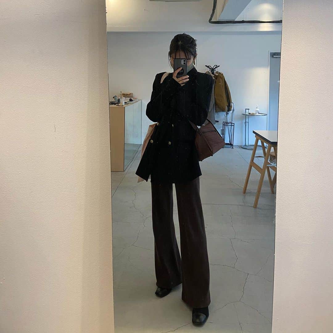 ラブリのインスタグラム：「ikawの打ち合わせ、 YAR本当多いからここで 私服撮るのが日課になってきた笑   bottom pants @viniviniluxe_tokyo  GUCCIのヴィンテージなのよー。  shoes @miista  bag @pleatspleaseisseymiyake   バッグは旦那が誕生日に初めて買ってくれた 茶色いカバン💛物くれるってやたら珍しいんですよ　ほほほ」
