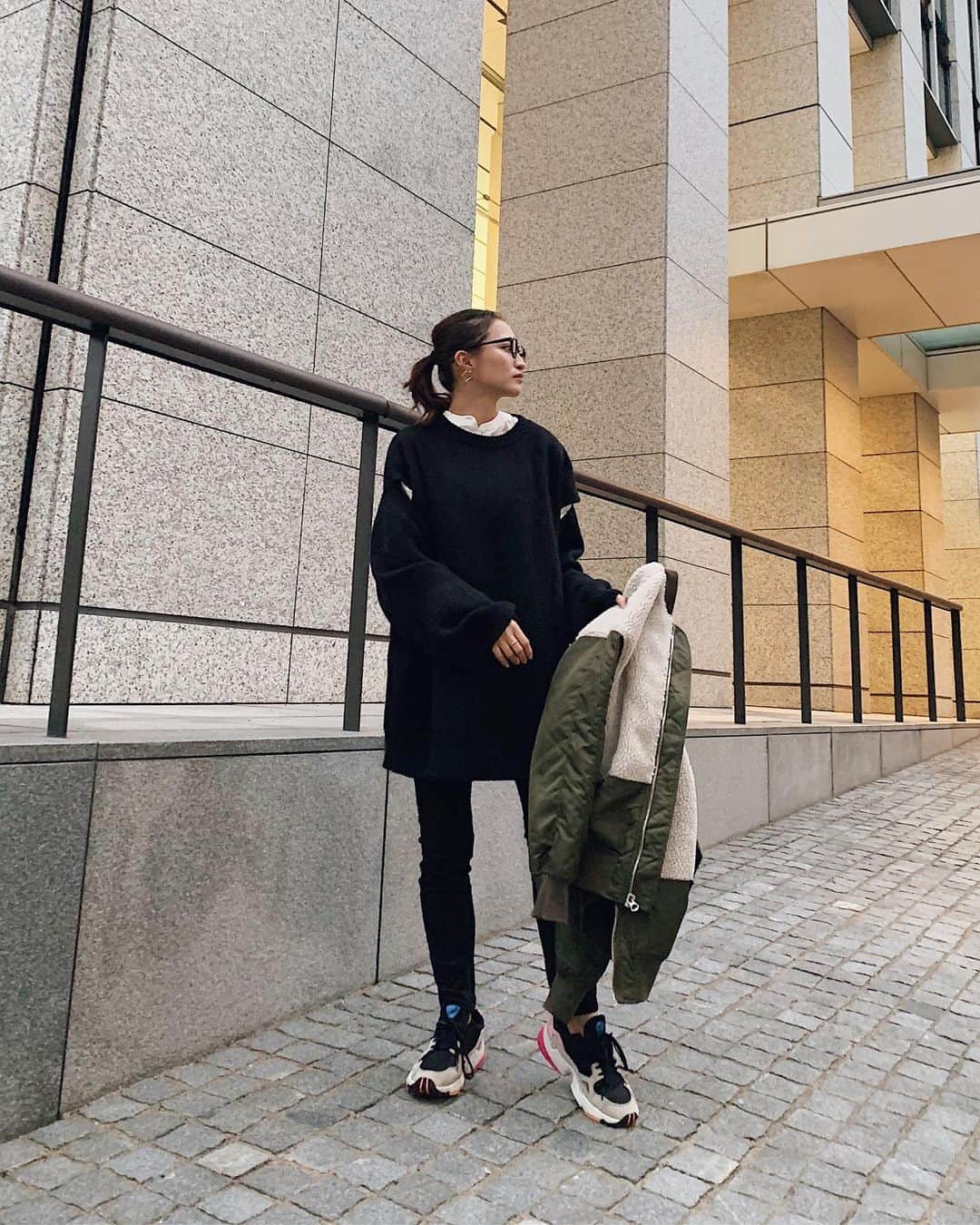ARISA（和田有沙）さんのインスタグラム写真 - (ARISA（和田有沙）Instagram)「変わらずバタバタしてる毎日🙄💭 スニーカーコーデにもばっちりな  @ayla.jp_official のニットが登場率高め🤣🤣ㅤㅤㅤㅤㅤㅤㅤㅤㅤㅤㅤㅤㅤ ニットの肉感もしっかりあって温かさもばっちり👌✨好きなシャツもしっかり入れ込む😏w ㅤㅤㅤㅤㅤㅤㅤㅤㅤㅤㅤㅤㅤ  #Ayla #アイラ #コスメアンドワンピース#ニット#ニットコーデ #モノトーンコーデ#大人コーデ#シャツコーデ#スニーカー#スニーカーコーデ#ブラックコーデ」12月1日 20時37分 - wadaarisa