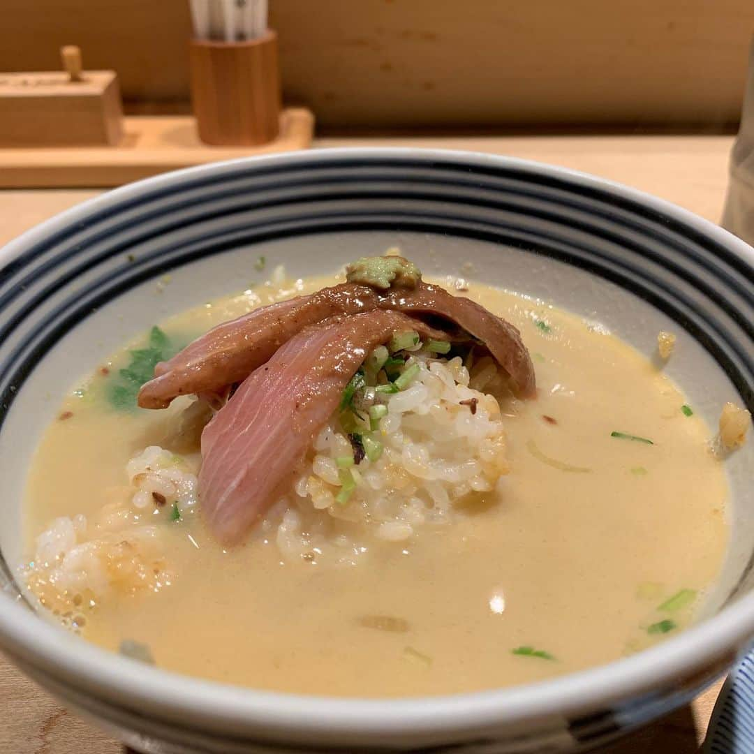 早川愛さんのインスタグラム写真 - (早川愛Instagram)「🍣💕﻿ ﻿ 気になっていたつじ半の海鮮丼❤️﻿ 前に食べた豚カツあげづきの上の階で、並びますがカウンターだけなので回転は早いです。﻿ ﻿ 私達は雲丹といくらがのっている松をいただきました💕﻿ いろんな海鮮がギュッと山になっていて、﻿ 私が確認できたのはマグロ、貝、数の子、えび、キュウリかな？いくら美味しかった✨﻿ 途中で鯛のお出汁を入れますが、これがとっても美味しくてあたたまった...💕﻿ ﻿ ﻿ ﻿ ﻿ ﻿ #つじ半﻿ #つじ半神楽坂﻿ #海鮮丼﻿ #神楽坂﻿ #神楽坂グルメ﻿」12月1日 20時39分 - megumegu_1006