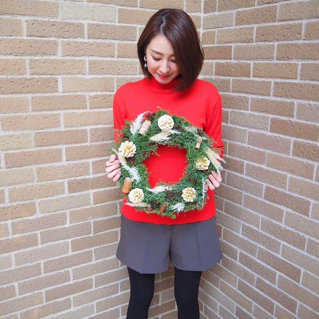 杉下理世のインスタグラム：「今日から12月🎄ですね♡ 今日はリースの配達作業をしてました…🚗  私たちが作っているリースは生花のリースで、全て天然の材料にこだわっています❣️ 飾っているうちにドライになるので、キレイに保管しておけば来年もお使い頂けます✌️✨ 私の家に置いているサンプルたちも、いい感じにドライになってきてます🥳  #クリスマスリース #もうすぐクリスマス #リース #クリスマスデコレーション #christmasdecorations #christmaswreath #christmasdecor #christmaspresent #merrychristmas」