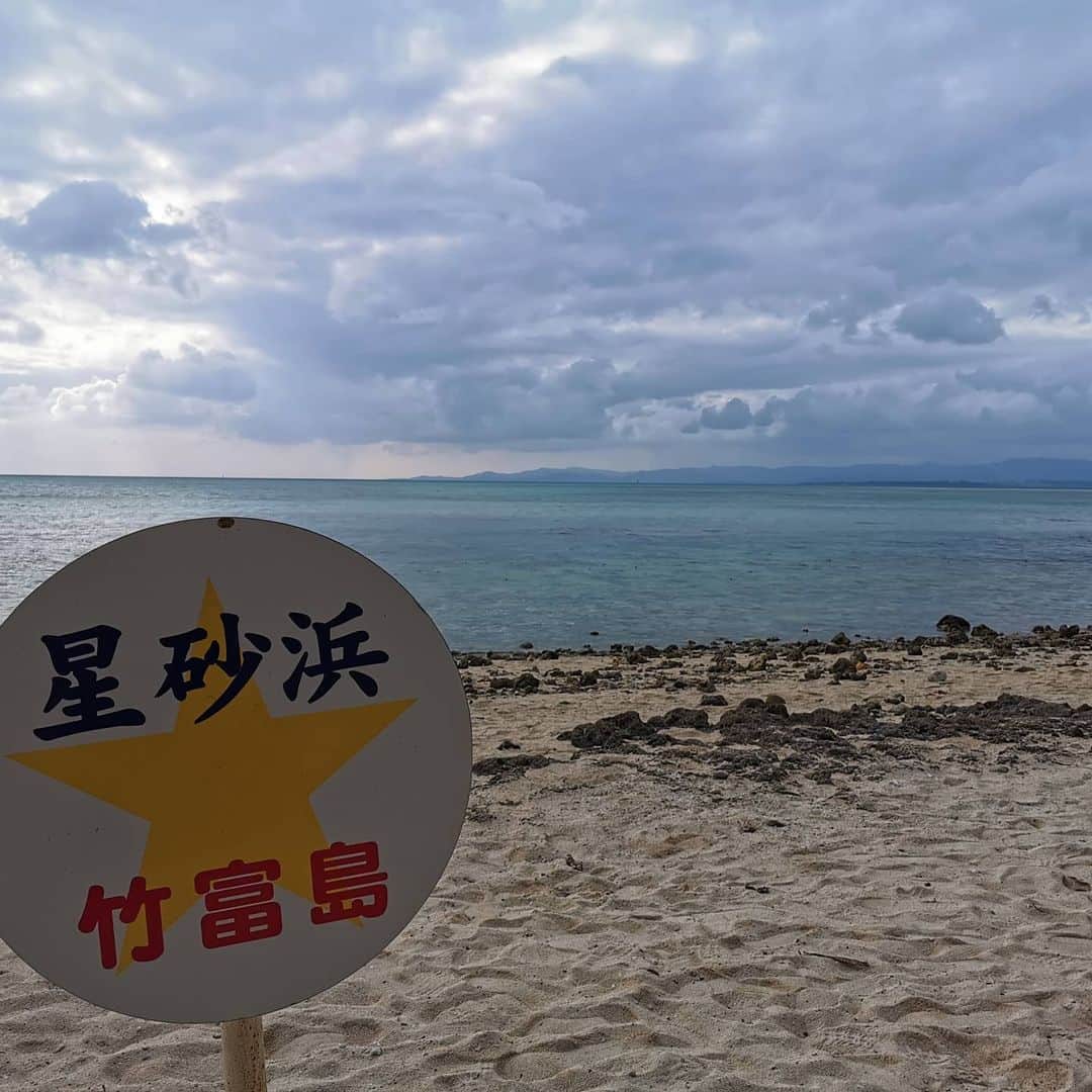 中園健士さんのインスタグラム写真 - (中園健士Instagram)「【あなたの2021年を占います】﻿ 12月に入りましたが﻿ 僕はどんな占い師よりも﻿ あなたの未来が分かります。﻿ 僕自身占いに興味が微塵も﻿ ありませんが自分の未来は勿論﻿ 人の未来を当てられる能力が﻿ あるんですよねー。。。﻿ 　　﻿ ﻿ では2021年のあなたの﻿ 未来は、、、、﻿ 「占いとかおみくじとか厄年とか﻿ どうでもいい。﻿ ただただガムシャラに行動する人にのみ﻿ 最高の運が巡ってきます。﻿ 厄年だからおとなしくしとこう、﻿ なんてちゃんちゃらおかしい。」﻿ 　﻿ 　﻿ あなたの周りにも運がいい人って﻿ いると思うんですけど﻿ そういう人って行動してる人です。﻿ 　　﻿ 　﻿ 斎藤一人さんも言ってますが﻿ 地球は行動の星です。﻿ 　﻿ 　﻿ ﻿ 人と積極的に会ってたりした中で﻿ 凄い人に引き上げられてたり、﻿ SNS発信毎日しまくってたら﻿ その一つがバズって﻿ 有名になったり。﻿ 　﻿ １打数１安打ではない、ってこと。﻿ 　﻿ 　﻿ 「来年はこういう年にしたいなー。」﻿ 　﻿ って思って何も行動を変えてない﻿ 人には来年の今頃も﻿ 同じことを神社に願ってる訳です。﻿ 　﻿ ﻿ 　﻿ 願えば叶う引き寄せの法則とか﻿ 金運神社に丸１日時間、﻿ 労力、お金をかけて行く。﻿ 　﻿ 　﻿ そういう感覚僕は﻿ よく分からないんですが﻿ 行動ありきのものだと思いますよ。﻿ 　﻿ 　﻿ 行動力ある人って﻿ 占いも関係なく﻿ スタートする時期が大安とかも﻿ 関係なく厄年だろうが﻿ 関係なく行動する。﻿ 　﻿ 　﻿ そして自ら運を掴んでいく﻿ 人なんですよねー。﻿ 　﻿ さ、2021年が﻿ やってくる前から﻿ ガツガツ行動しましょ。﻿ ﻿ 　﻿ 竹富島の夕日が﻿ 綺麗ですー。﻿ 今日１日レンタルチャリで﻿ 一周してきました！  #斎藤一人  #斎藤一人さん  #斎藤一人さんの言葉  #言霊  #言霊パワー  #言霊の力  #言霊✨  #エネルギーチャージ 　 #エネルギーヒーリング  #エネルギーアップ  #エネルギー充電  #エネルギー補給」12月1日 20時40分 - nakazono.kenji