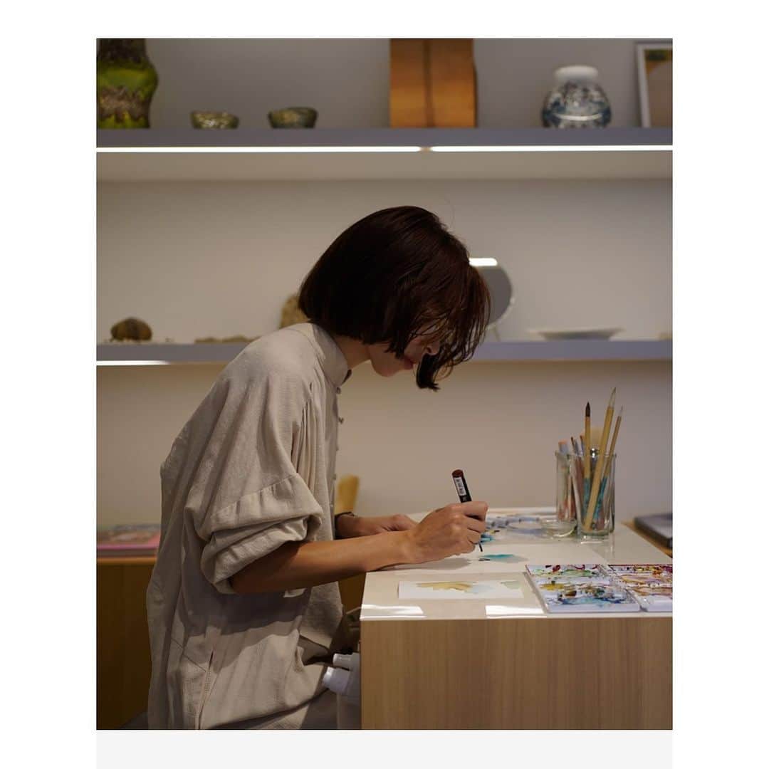 水野里砂のインスタグラム：「インタビューの時に撮っていただいた写真🌾  小さい頃からこうやってもくもくとモノづくりする時間が大好き。 一人っ子だから家に遊び相手いなかったしマンガやゲームも全然興味がなくて(一人っ子だとそうゆう情報が少ないw)とにかく絵描いたり、塗り絵したり本読んだりしてたなぁ🙄(それ以外は男の子達と外遊び)  仕事となると楽しいだけでは出来なくなるけど、ただ続けてる根底にある軸はずっと変わってなくて今は一緒に体現してくれる仲間がいることがなによりも心強いです。  今年は人としても経営者としても考えさせられることが多すぎたしまだまだこれからも続くんだけどなんだかこうやって12月を迎えられることに感謝の気持ちでいっぱいです。 2020年残り1ヶ月気合を入れて過ごしたいと色々振り返っていたら年末の文書みたいになってしまいました😂  皆様残り1ヶ月宜しくお願い致します🤲♡  #december」