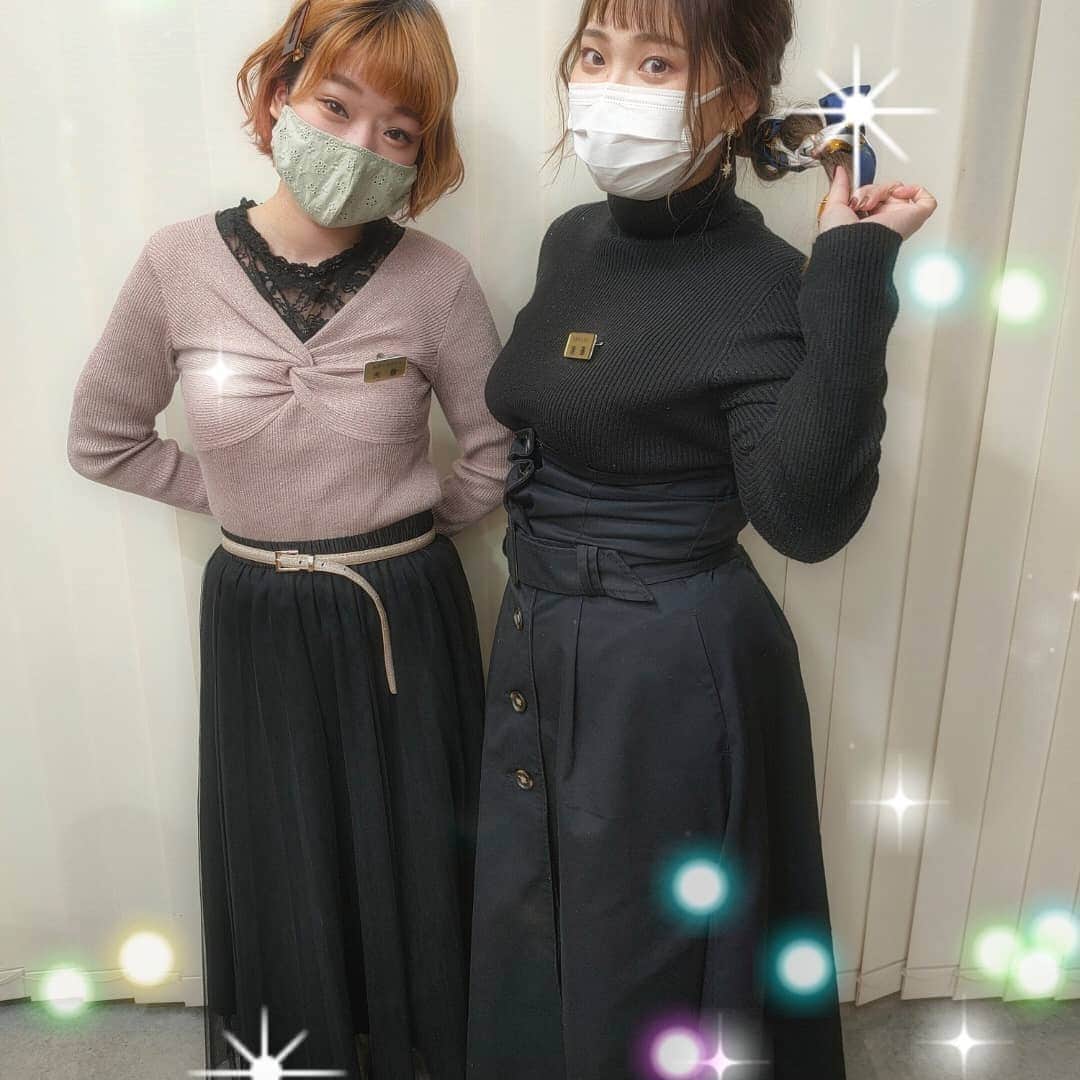 のインスタグラム：「こんばんわ! 八橋店の矢倉です(^.^) 今回は八橋店の渡邊さんのコーディネートを紹介していきます！  ポイントはブラックコーデの中にかわいいスカーフをヘアアレンジで取り入れたコーデです！  スカーフを入れることでよりオシャレになりますね😁 この時期になると暗い色が増えてくると思うので、スカーフやヘアアクセサリーなどのアイテムを入れることによって華やかになるので是非やってみてください(^.^)  寒くなって来ましたが寒さに負けずオシャレを楽しみましょう  #豊田市#豊田美容室#若林#八橋#中根#サロンドかづみ#kazumi#ヘアー#ヘアセット#hair#ヘアアレンジ#ヘアメイク#ヘアスタイル#ヘアカラー#イルミナカラー#ファッション#着付け#サロンスタッフ募集」