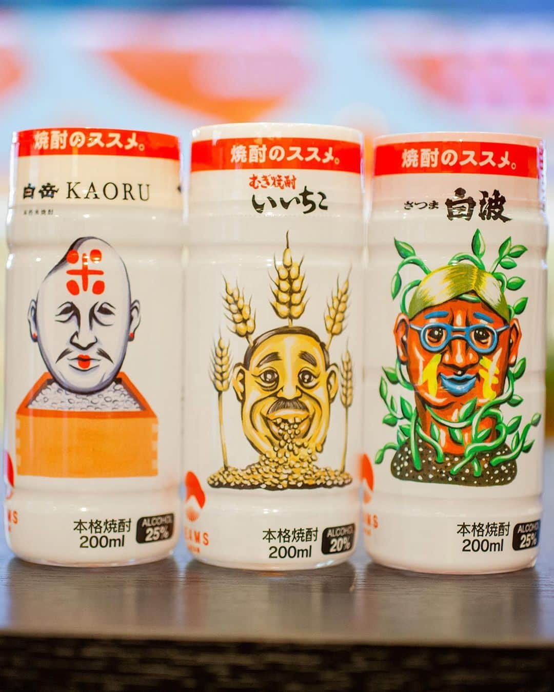 ビームスさんのインスタグラム写真 - (ビームスInstagram)「"焼酎のススメ。2020" 12/1 Tue. 開宴！ Enjoy Shochu ( Japanese liqueur） !  @beams_japan  日本が誇る九州・焼酎文化を応援！ 高橋酒造、三和酒類、薩摩酒造と＜BEAMS JAPAN＞のコラボレーションで、 お酒がある時間の自由で楽しい過ごし方を発信するプロジェクト「焼酎のススメ。2020」。  今年はアーティストとしても世界から注目される、くっきー！さん描き下ろしのイラストをあしらった＜BEAMS JAPAN＞オリジナルパッケージのカップ焼酎やTシャツに加え、アーティストの柴切重行氏がデザインした限定アイテムが登場します！  詳しくはHPをチェック！ https://www.beams.co.jp/special/teamjapan/shochu/ @beams_official ストーリーズ ハイライト "Event"より  @beams_japan （新宿） @beams_japan_shibuya （ #東急プラザ渋谷 ） @beams_japan_kyoto （ #新風館 )  @beams_kagoshima @beams_oita @beams_kumamoto  #beamsjapan #ビームスジャパン #beams #ビームス  #いいちこ #白波 #白岳 #焼酎 #新宿」12月1日 20時45分 - beams_official