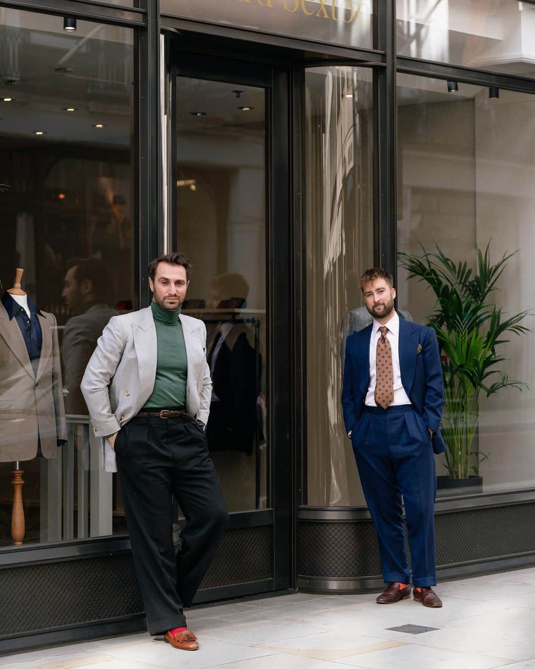 のインスタグラム：「We’re delighted to be reopening our residency on Savile Row tomorrow. Dominic and Henry will be back in-store with our full complement of ready-to-wear tailoring, knitwear, trousers and accessories. We’ll also be resuming our exhibition of never-before-seen photographs taken by David Nutter. No appointment is required to visit, so please do feel free to pay us a visit at your convenience. #EdwardSexton #SavileRow」