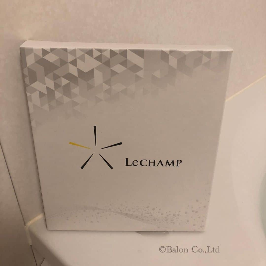 橋本英郎さんのインスタグラム写真 - (橋本英郎Instagram)「【LeCHAMP】 私のアカウントからのご紹介という形でご注文頂いたみなさん、ありがとうございます！  またご購入頂きました方々から早速宣伝もしてもらってありがとうございます！  先週バリバリラジオにてルシャンの宣伝もさせて頂きました。（ご視聴頂いた方ありがとうございました！）  パーソナリティーの毛利さんからも質問もらえたので笑  こちらのルシャンは、選手のアイデアがたっぷり詰まっている商品になります。  個人的なオススメポイントは、  ①筋肉がお風呂上がった時にはブルンブルンにほぐれている  ②匂いがしない  ③眠りが深くなる  ①については、入る度に間違いなくなります！ 長めにつかれる温度にするのがより効果を高めます。  ②好みがわかれる匂い。 リラックスできる匂いは人それぞれ。 その点ルシャンは無臭なので、他のアロマなどで香りを楽しむ事もできます！  ③カラダの芯まで温まるのであがった後もカラダに程良い暖かさが残ります。 豆知識をプラスすると、寝る予定の90分前くらいにお風呂に入るとスムーズに眠りに入れます。  まだご購入していない方、是非一度試してみて下さいね！！  12月20日までは私の背番号にちなんで27%オフで購入頂けます。 （送料、税別） 7錠入り　2100円→1533円 30錠入り　8800円→6424円  ご質問などありましたら、ルシャンの公式アカウントへアクセスしていただき、質問、購入手続きをしてもらえると嬉しいです！  #lechamp  #ルシャン  #lechamp重炭酸泉タブレット  #入浴剤  #アスリート  #サッカー  #コンディショニング  #疲労回復  #安眠  #橋本英郎  #fc今治」12月1日 20時47分 - hideohashimoto