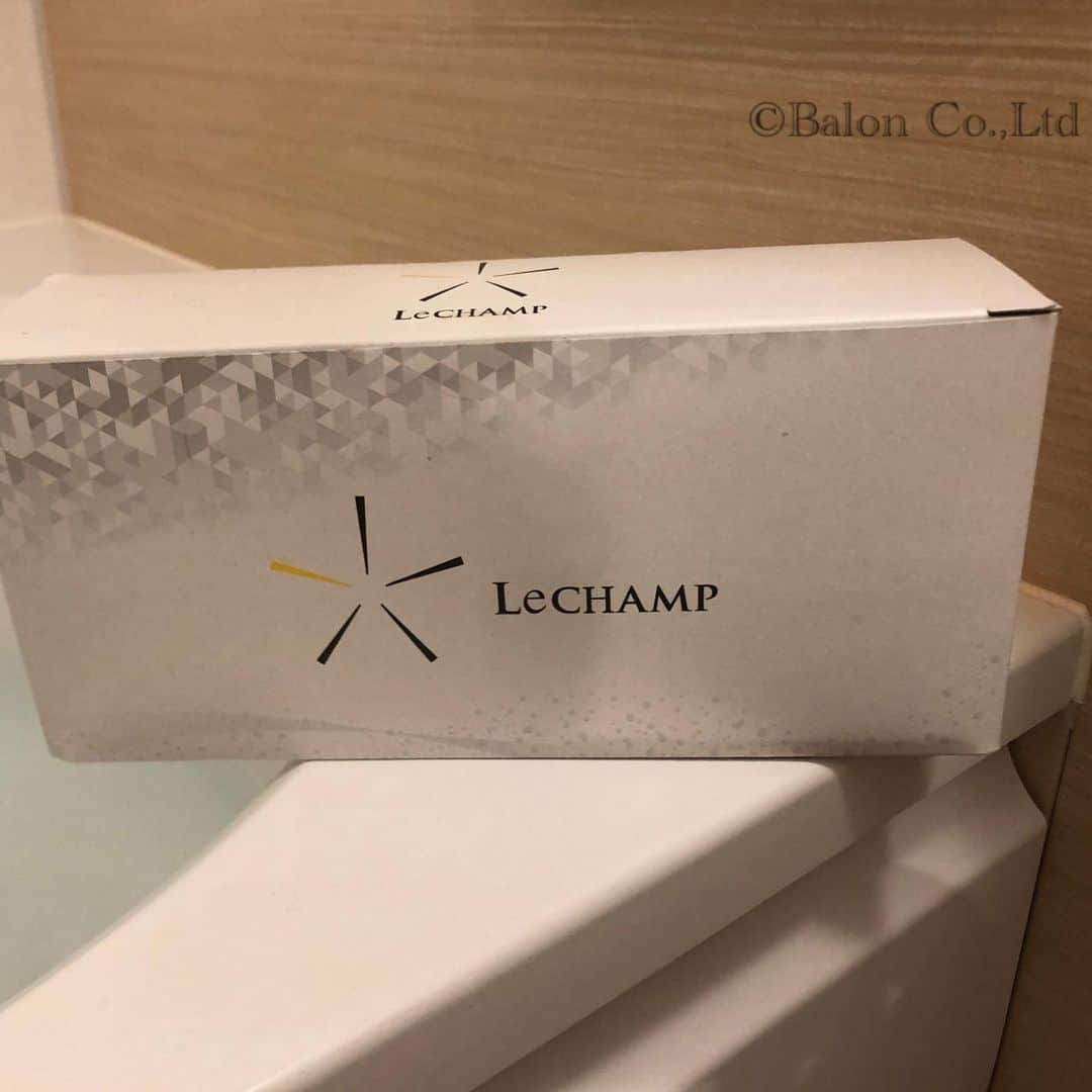 橋本英郎さんのインスタグラム写真 - (橋本英郎Instagram)「【LeCHAMP】 私のアカウントからのご紹介という形でご注文頂いたみなさん、ありがとうございます！  またご購入頂きました方々から早速宣伝もしてもらってありがとうございます！  先週バリバリラジオにてルシャンの宣伝もさせて頂きました。（ご視聴頂いた方ありがとうございました！）  パーソナリティーの毛利さんからも質問もらえたので笑  こちらのルシャンは、選手のアイデアがたっぷり詰まっている商品になります。  個人的なオススメポイントは、  ①筋肉がお風呂上がった時にはブルンブルンにほぐれている  ②匂いがしない  ③眠りが深くなる  ①については、入る度に間違いなくなります！ 長めにつかれる温度にするのがより効果を高めます。  ②好みがわかれる匂い。 リラックスできる匂いは人それぞれ。 その点ルシャンは無臭なので、他のアロマなどで香りを楽しむ事もできます！  ③カラダの芯まで温まるのであがった後もカラダに程良い暖かさが残ります。 豆知識をプラスすると、寝る予定の90分前くらいにお風呂に入るとスムーズに眠りに入れます。  まだご購入していない方、是非一度試してみて下さいね！！  12月20日までは私の背番号にちなんで27%オフで購入頂けます。 （送料、税別） 7錠入り　2100円→1533円 30錠入り　8800円→6424円  ご質問などありましたら、ルシャンの公式アカウントへアクセスしていただき、質問、購入手続きをしてもらえると嬉しいです！  #lechamp  #ルシャン  #lechamp重炭酸泉タブレット  #入浴剤  #アスリート  #サッカー  #コンディショニング  #疲労回復  #安眠  #橋本英郎  #fc今治」12月1日 20時47分 - hideohashimoto