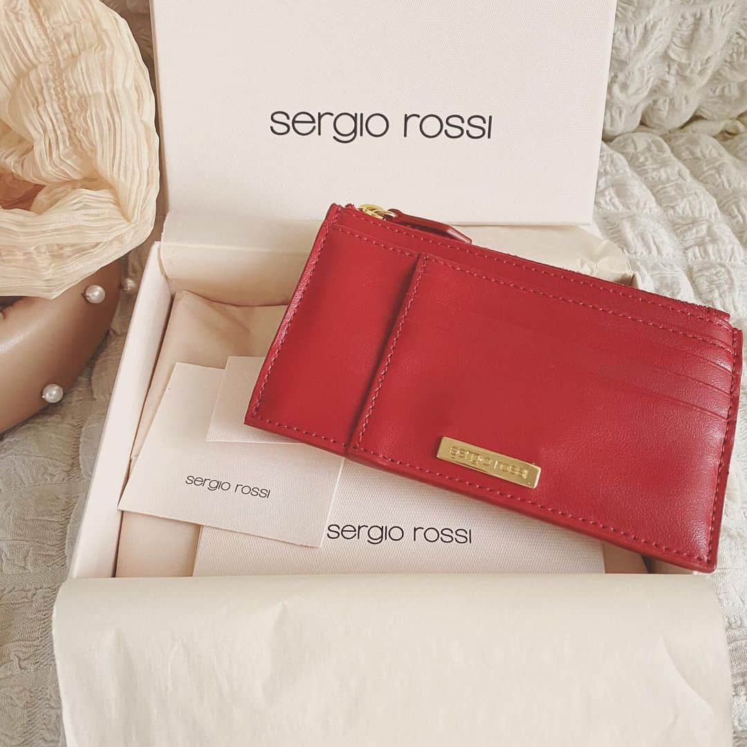 のインスタグラム：「new wallet。🧺♥️⠀ どんどんコンパクト化していくバッグの中身たち...ミニ財布よりも,もっとコンパクトにしたくてフラグメントケースをずっと探していたら,CELINEとSAINT LAURENTとで悩んでたけれど,どれも値段は同じくらいで悩みに悩み...最終的に可愛さで今回は @sergiorossi のものに惹かれました🥰実は裏にも同じカードポケット数があるからたくさん小分けに入れれるのも惹かれたポイント✔️⠀ ちら写りしているビッグシュシュとレザーカチューシャは, @casselini_official の展示会でオーダーしていたもので...簡単ヘアアレンジができて可愛いという優秀すぎるお気に入り🤞🏻⠀ ⠀ #sergiorossi#casselini#セルジオロッシ#ミニ財布#フラグメントケース#キャセリーニ#ビッグシュシュ#シュシュ#レザーカチューシャ#カチューシャ#パリジェンヌ#ロンドンガール#あや_日記」