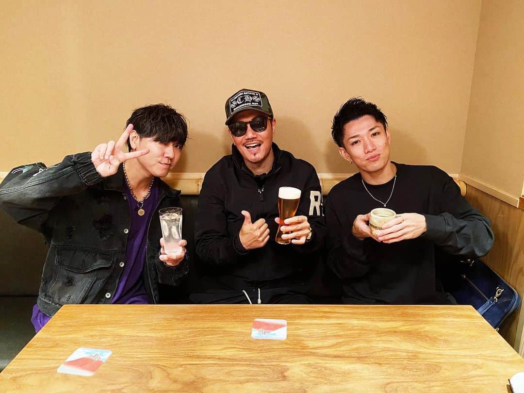 TAK-Zのインスタグラム：「🖤 えんのおすっしはほんっとうにおいしいですほっぺおちまくり プレゼントまで本当にうれしかったです。涙 ATSUSHIさん、あつし君最幸なじかんありがとうございました🥰 @exile_atsushi_official @bizentattoo  @sushienbettei  #🍣 #🥂 #鮨えん別邸」