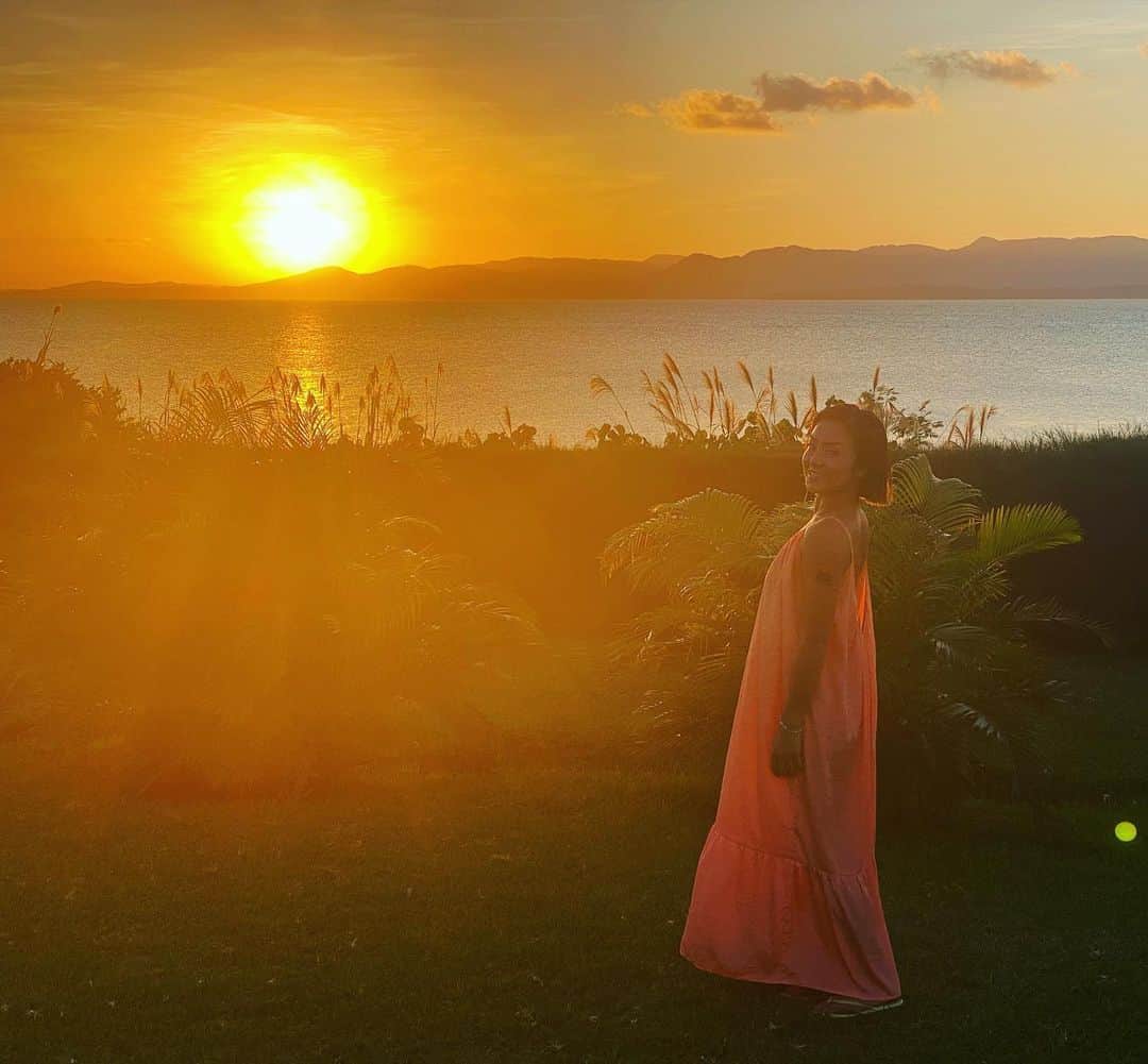 Nazukiのインスタグラム：「🌅小浜島Sunset🌅  日本でこんな素敵なサンセット見たの初めてかも✨✨✨  テンションが急上昇で😭 きゃーきゃー言ってますが😆  パワーたくさん吸収してる💕  環境ってほんと大事🥺 見るもの、食べるもの、関わる人達で、人は変化して形成されていく✨  人生とは、自分で書いたシナリオ💫 楽しい時、幸せな時、辛い時、失敗した時、全て自分自身が選択して経験していく🥺  誰にだって強い自分と弱い自分がいる… 完璧なんかない…  失敗しても、それに気づき、そんな自分を大切にする事が大事な気がする🌟  楽しさも辛さも両方楽しめたら 幸せだよね💕  #sunset #okinawa #小浜島 #kohamajima #ishigakiisland #trip #japan #family  #沖縄　#石垣島　#サンセット」