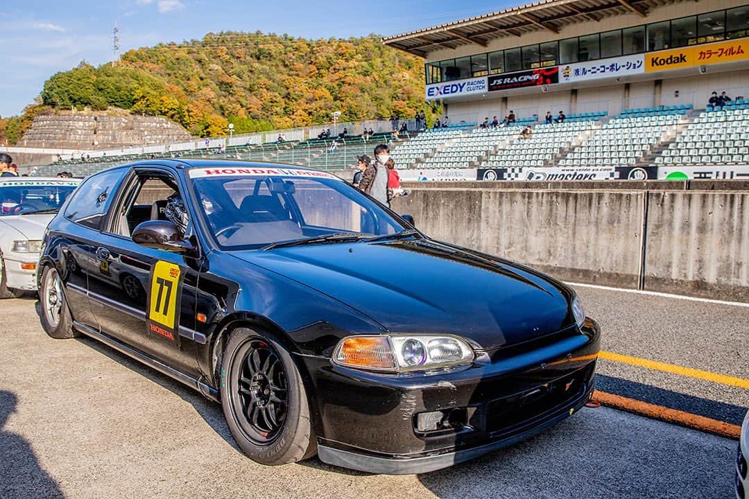 のインスタグラム：「_ Honda EG6 CIVIC SiR _ _ Shot on Nov-15 2020 "Circuit Festa" "HONDA ONE MAKE RACE" organized by @aslan_inc_japan at Central Circuit. _ owner: @teruyu_teruyu photo: @mistbahn _ _ JP) 2020年11月15日のセントラルサーキットで開催された「サーキットフェスタ」内の、アスランさん( @aslan_inc_japan )主催の「ホンダ・ワンメイク・レース」で撮影。 _ _ #circuitfesta #サーキットフェスタ #hondaonemakerace #centralcircuit #セントラルサーキット #aslan #アスラン #aslan_inc_japan #honda #civic #hondacivic #ホンダシビック #シビック #eg6 #eg #egcivic #osakajdm #kanjo #kanjostyle #kanjoracer #kanjozoku #timeattack #timeattackjapan #bseries #b16 #hondasontrack #enkeiwheels #rpf1 #dunlop」