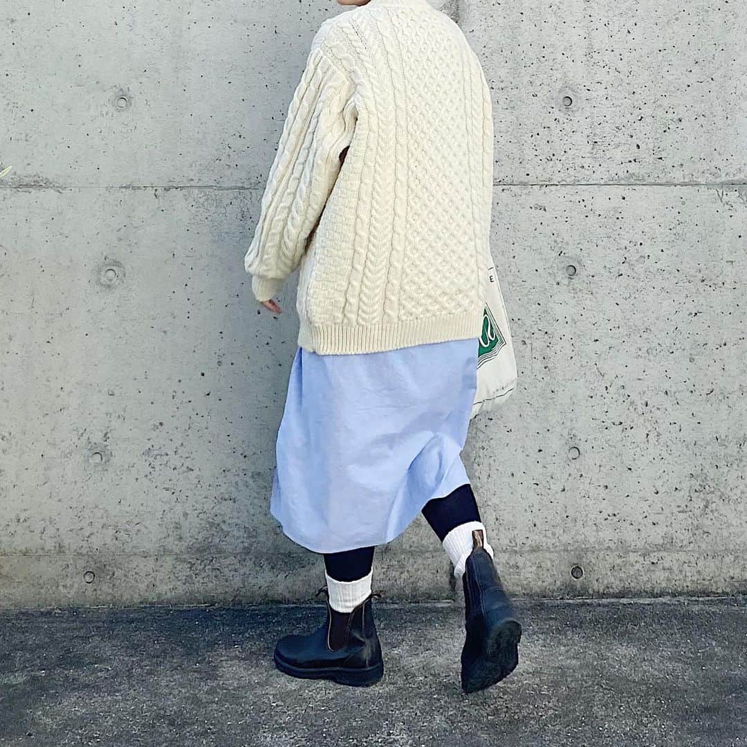 ryokoさんのインスタグラム写真 - (ryokoInstagram)「▪︎ . この冬はニットとシャツばかりになりそう。 今日はざっくりゆるニットにブルーのシャツワンピ。 もう12月だなんて、、！今月もよろしくお願いします。 . . . knit #llbean  dress #harvesty shoes #blundstone  bag #artsandscience」12月1日 20時54分 - ryo___ka