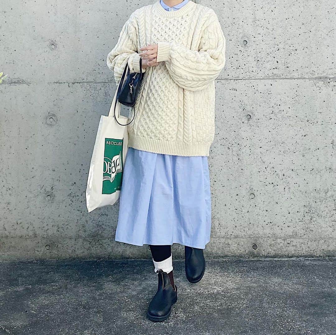 ryokoのインスタグラム：「▪︎ . この冬はニットとシャツばかりになりそう。 今日はざっくりゆるニットにブルーのシャツワンピ。 もう12月だなんて、、！今月もよろしくお願いします。 . . . knit #llbean  dress #harvesty shoes #blundstone  bag #artsandscience」