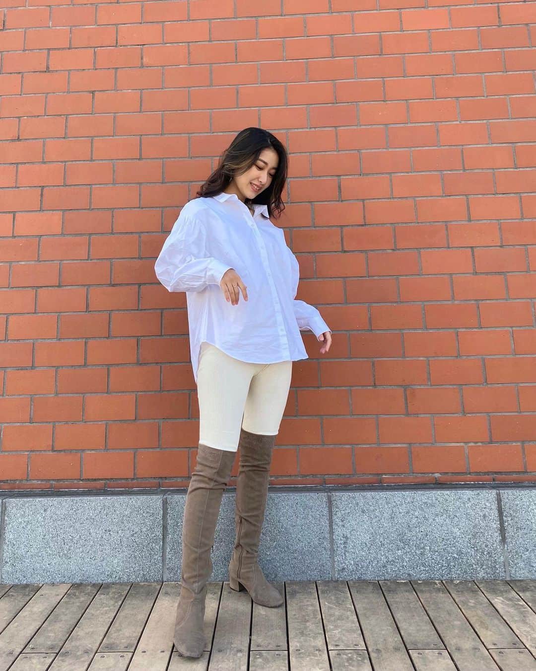 恵里花のインスタグラム：「昨日の#マタニティコーデ 👢❄️﻿ このボリュームブラウスが激かわっ💕﻿ サイズはLを着用しています💡﻿ ﻿ ボトムスは通販サイトで購入した﻿ マタニティレギンスを絶賛愛用中✔️﻿ とにかく楽だしプチプラだから﻿ 色違いも欲しくなるよね🥺🤍🤍 ﻿ 洋服のブランドはタグ付けしています🏷👣﻿ ﻿ #ootd﻿ #26w5d﻿ #プチプラコーデ﻿ #公式たまひよグラマー﻿ @tamahiyoinsta  〈📸コーデまとめハッシュタグ#erikasfd)﻿」