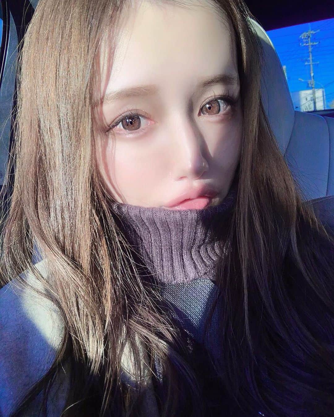 yuu__aaaのインスタグラム：「. . おでこ👼🏻 . まぶしかった🌞 また前髪のばそうか迷い中... . . #前髪#hair#ヘアアレンジ #make#コスメ好きさんと繋がりたい」