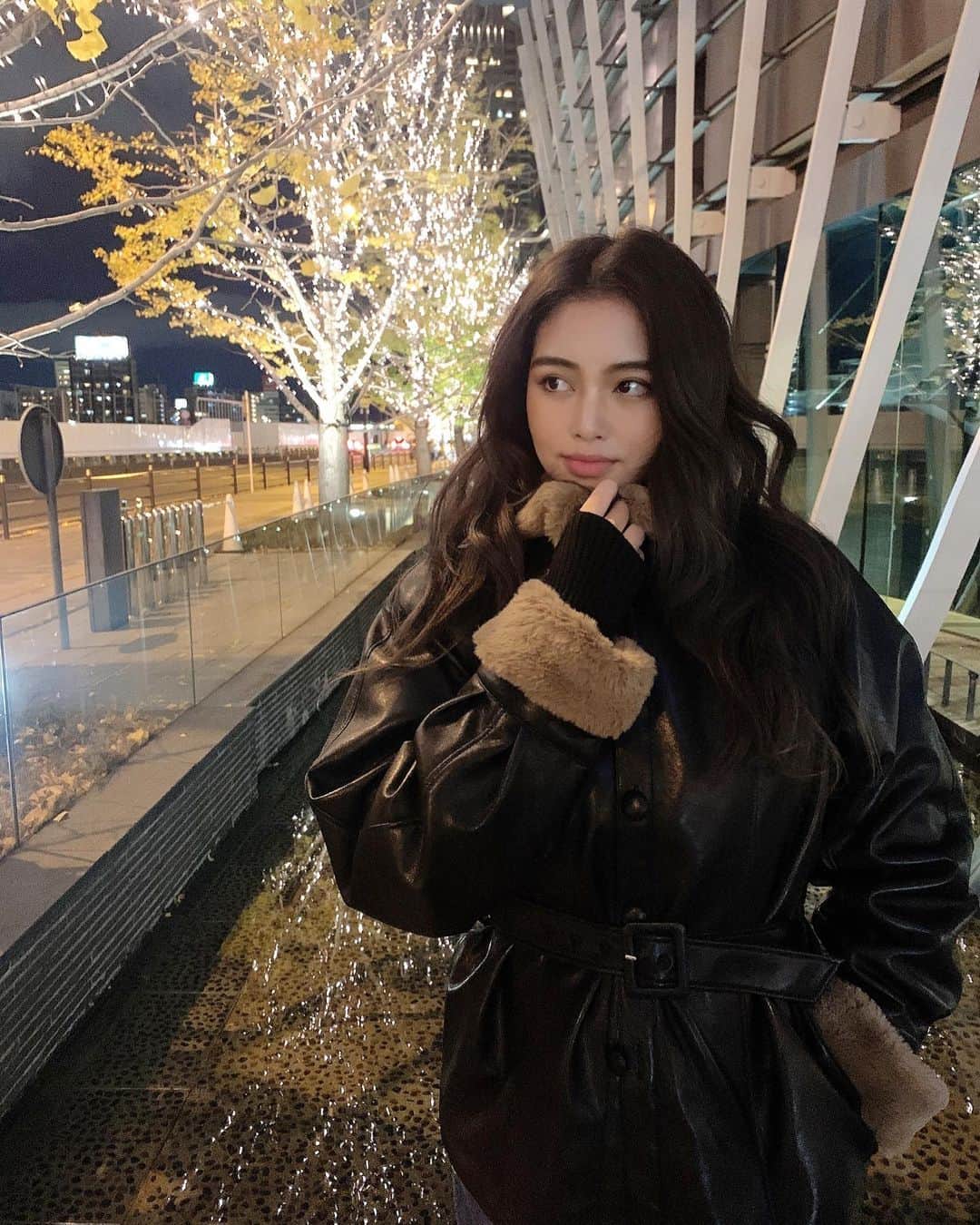Yumaikaのインスタグラム：「やっとouter前閉めれるようになって嬉しい🥺🤣  出産してから1か月経ったけど、denimもはけるようになったし🥺👖  たーくさんご注文いただいていた3wayジャケットも もう少しで、皆さまにお届けできそうです✨🤎  外出時、寒くて羽織ってみたけど 暖かくて最高にかわいいい。。。🤤  楽しみに待っていてくださいね🎄🎁  @helioslivin_official」