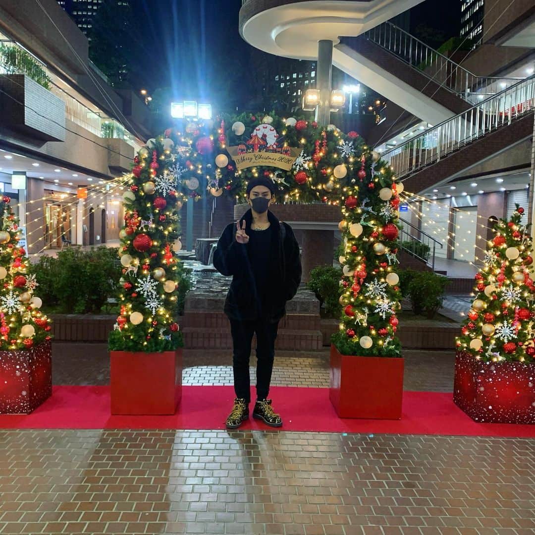 KOHEYのインスタグラム：「今年も残り１ヶ月🎉 サンタさんお家に来るのかな！？！？！？ ラスト１ヶ月楽しもうねぇぇぇえええ！！！！！！！！！！！！！！！」