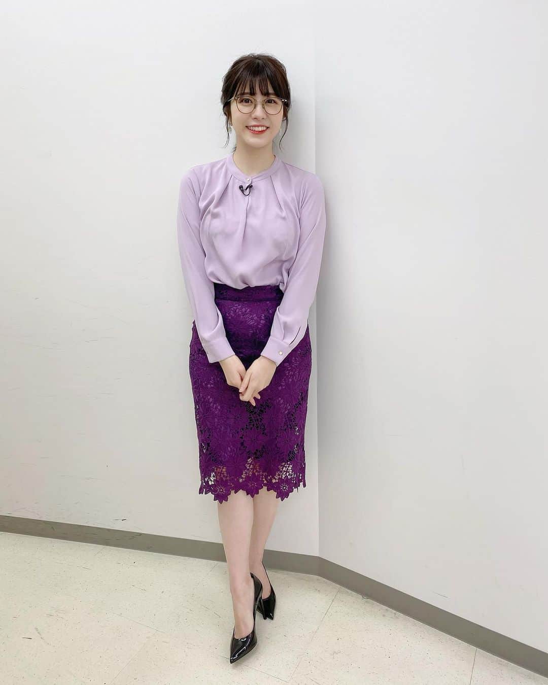 森山るりのインスタグラム：「. このあと22時から ニュース女子生配信です💫 . ①「あなたが退治したい鬼は」 ②「ニュース女子的学術会 についてたっぷりと伺いました🙌🏻 . tops @unitedarrows_official  skirt @astoriaodier  shoes @dianashoespress」