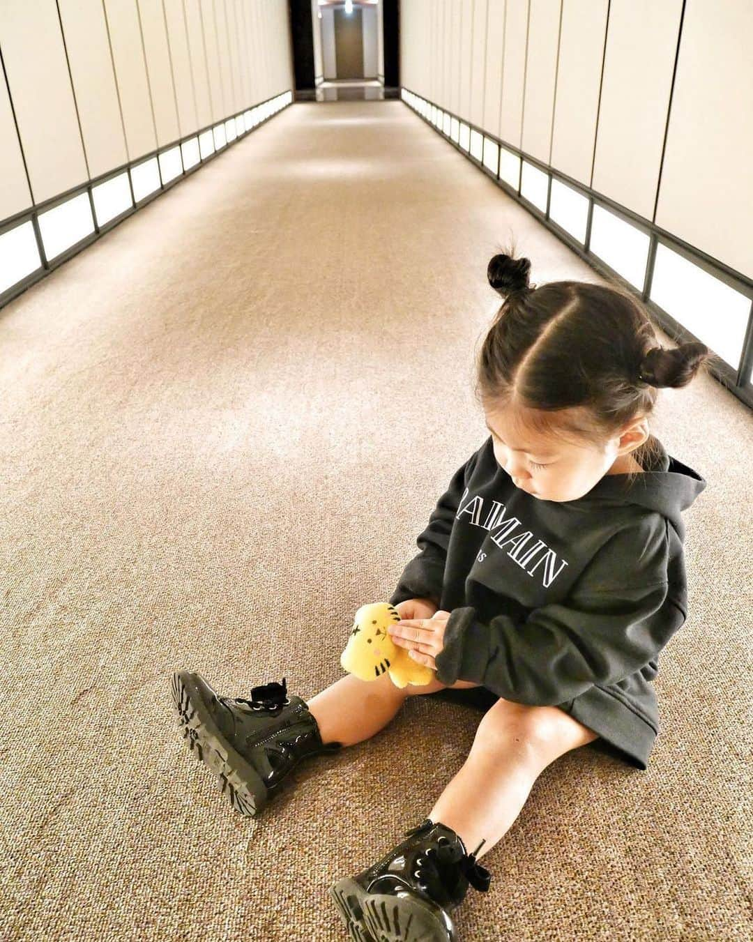 Andaz Tokyo アンダーズ 東京さんのインスタグラム写真 - (Andaz Tokyo アンダーズ 東京Instagram)「Our iconic hallways looking a little more stylish with this baby fashionista ✨🐯  📸 Special thanks to @_elena.in.jp    #アンダーズトラ吉 #andaztokyo #アンダース東京 #staycation #hyattfamily #wheninandaz」12月1日 21時09分 - andaztokyo