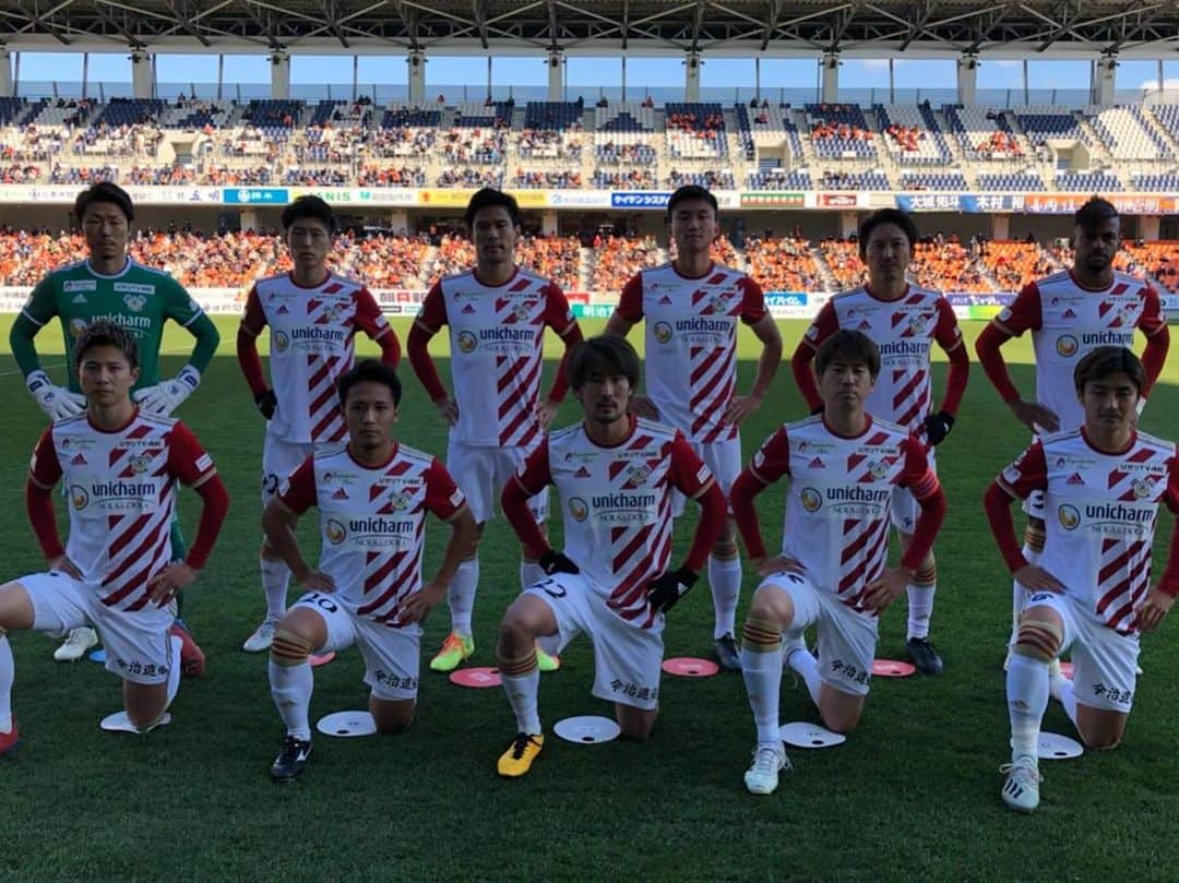 橋本英郎のインスタグラム：「【長野戦】 せめて引き分け、勝ちたかったゲームを落としてしまいました。  早々ゲームプランは変わりましたが、そんな中でもパルセイロが怖がる攻撃も数は少ない中出来ていたと思いました。  まだまだ闘えてなかった部分を個人として感じられた試合でした。  それは失点シーン。  相手ヘディングに対してジャンプをして競り合えていなかった。  ブロックしか出来ていなかった。強いDFなら間違いなく突っ込んでいってたなと、ハイライトをみて悲しくなりました。  まだまだ伸びしろ〜笑 うまくなれる！  次はアウェー秋田戦。  パルセイロ戦と変わらず激しい肉弾戦になる事間違いなし！  その試合を楽しめるように少ない準備時間ですが、しっかりしていきます！  #fc今治  #橋本英郎  #パルセイロ  #サポーターの方  #写真頂きました  #ありがとうございました  #nevergiveup  #倒れても立ち上がる強さ  #のびしろ  #選手紹介の時のスタジアムの皆さんの拍手に  #感謝です  #短い在籍でしたが #覚えてくれていてありがとうございます  #次は秋田  #寒さを楽しみます」