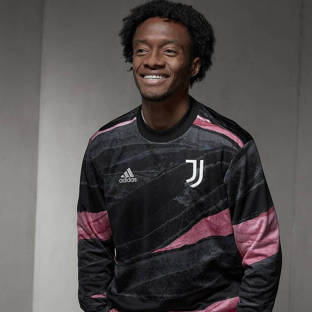 ユヴェントスFCさんのインスタグラム写真 - (ユヴェントスFCInstagram)「Get ready for new challenges with our new Anthem Jacket and wavy pre-match gear by @adidasfootball!  Available now on the Juventus online store (link in bio).」12月1日 21時02分 - juventus