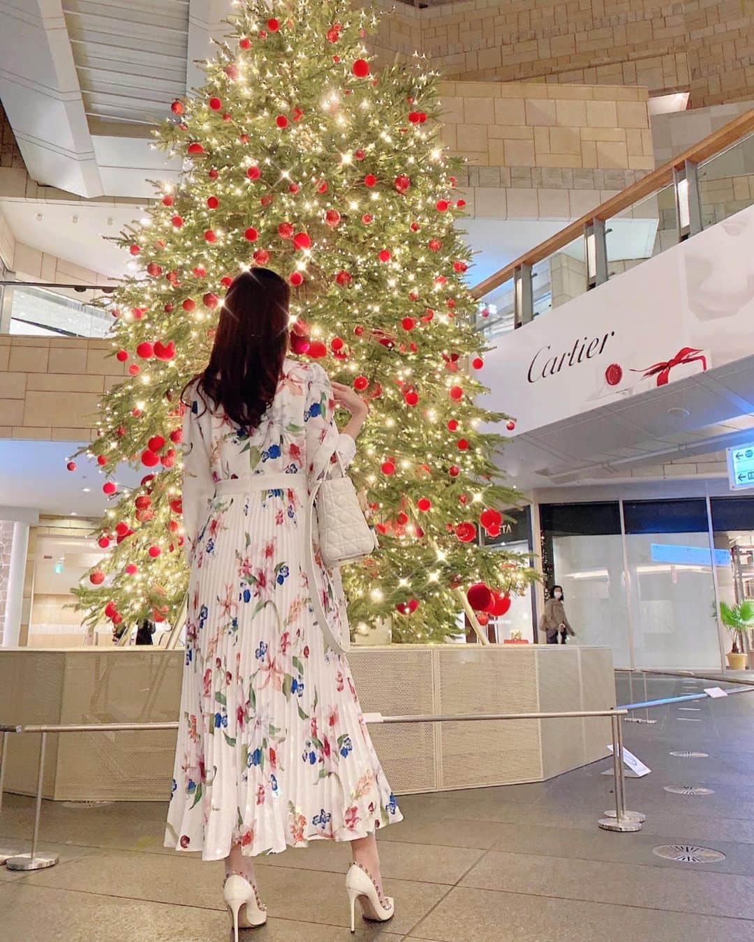 倉岡生夏のインスタグラム：「ツリー🌲🎄💓 ・ ・ 今日から12月ですね⭐️ ・ ・ クリスマスに、年末にとバタバタと今年も終わっちゃうのかなぁ？  ・ ・ お友達とのお食事で花柄が可愛いワンピースを着ました💓 ・ 久しぶりに集まるのでドレスコードを決めて、お誕生日お祝いもできましたっ。ドレスコードは白で私はモコモココート⭐️ ・ 羊みたいで🐏かわいいとおもって🐏 今年は寒そうなので重宝しそうっ。 ・ ・  クリスマスレッスンメニューは週末にはお知らせできそうです！💓 ・ ・ 今月もよろしくお願いします🎄💓 ・ ・ ・ @emiriawiz_official  @emiriawiz_snap  #女子会コーデ #大人可愛いコーデ #大人可愛い #クリスマスコーデ  #アラサーコーデ  #料理教室 #クリスマスツリー  #デートコーデ  #japanesegirl  #ootdfashion  #xmastree  #xmasparty」