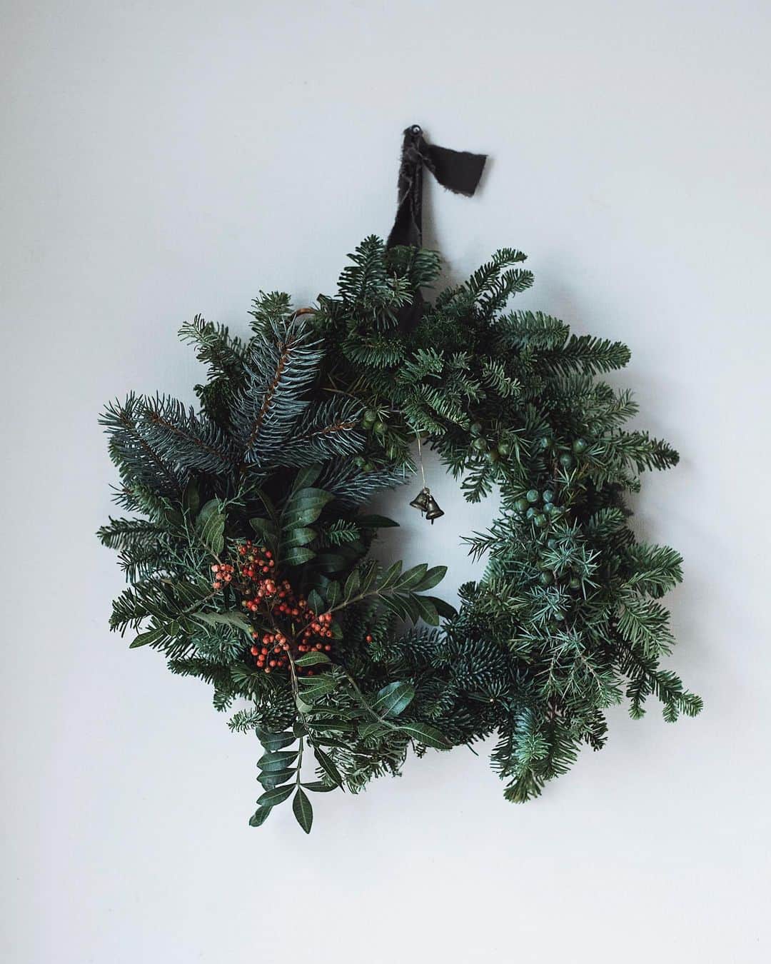 のインスタグラム：「Hello December!✨ #wreath #Christmaswreath #christmas #クリスマスリース　#リース 12月ですね。 今月参加させていただく企画展をお知らせします。  「冬のいろいろ展」 開催場所 : 山口　あ・でゅまん　@a_demain_yamaguchi  期間 : 12月9日(水)〜25日(金) 出品作品 : 冬のリース、スワッグ、お正月リース」