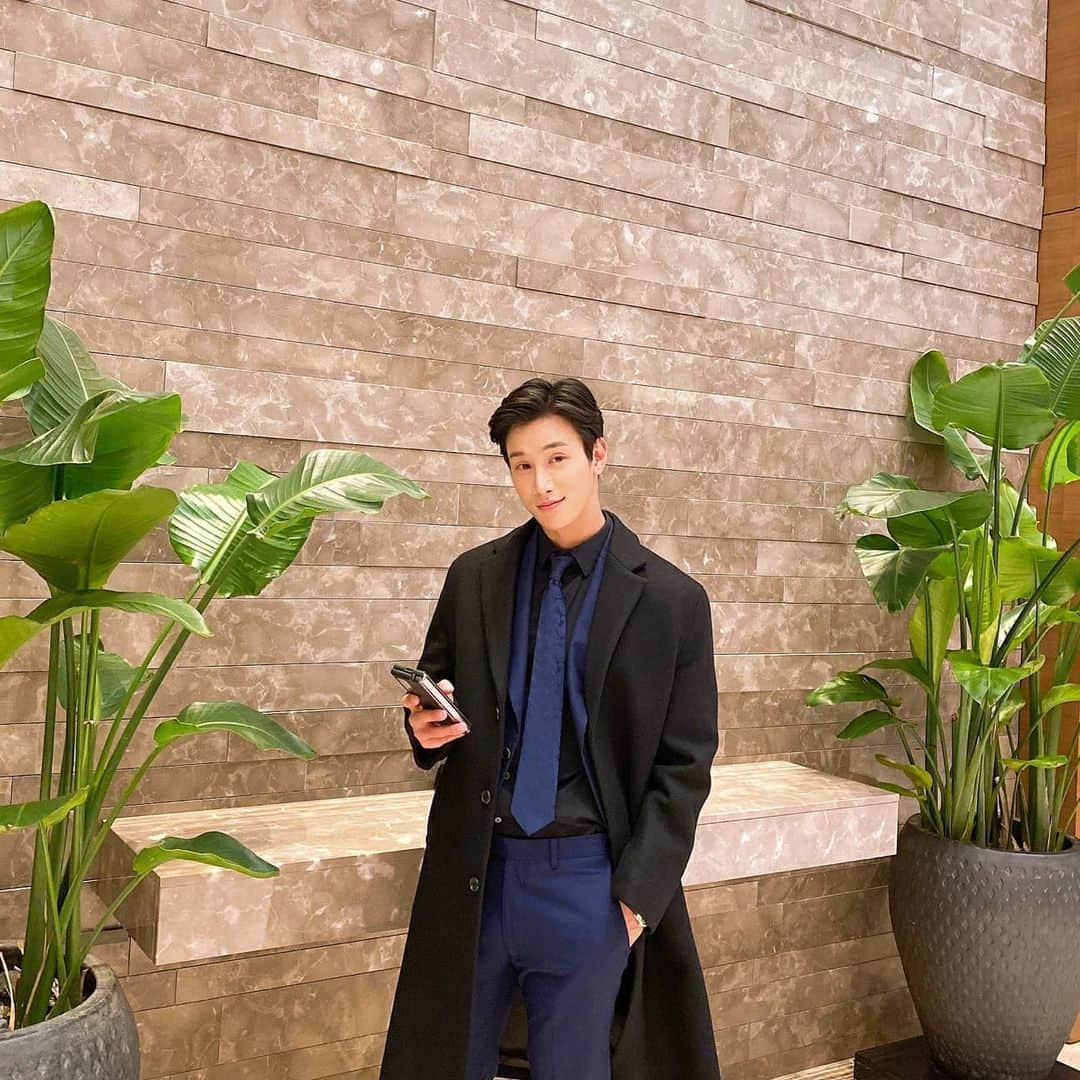 Lee Si-gangのインスタグラム：「오늘은12월1일 벌써 연말이네요!🎅 연말에 뭐하실거에요?  저는 거리두기요😂😂  もう12月ですね。 年末は何をするつもりですか？  I have an online fan meeting on December 12th. I'll post a link to your Nang-Instagram profile. I hope a lot of people apply.」