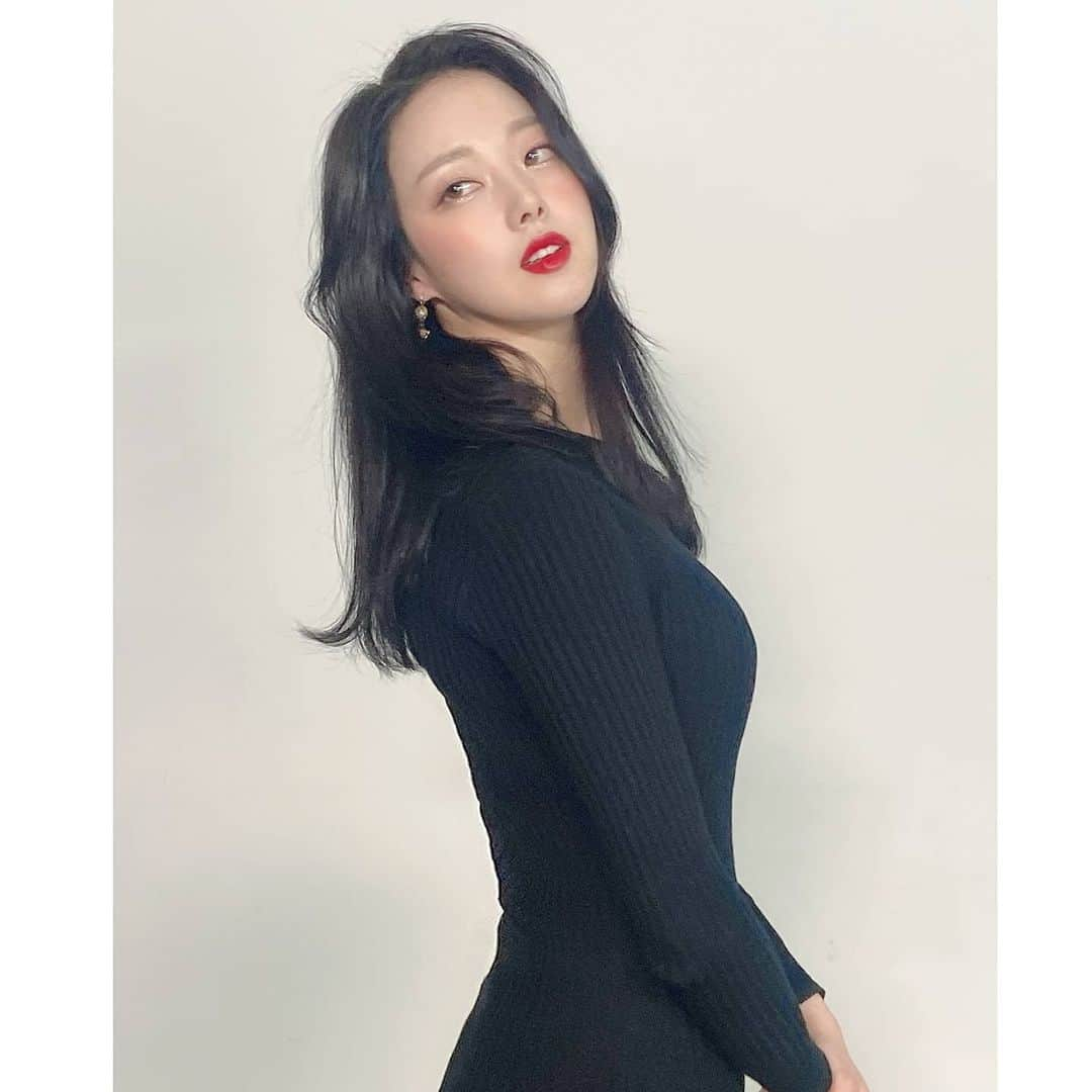 ユン・ダヨンのインスタグラム：「메이크업의 힘👍 수경대표님 최고😍#금손  @soonsoo_sookyung . #메이크업#촬영」