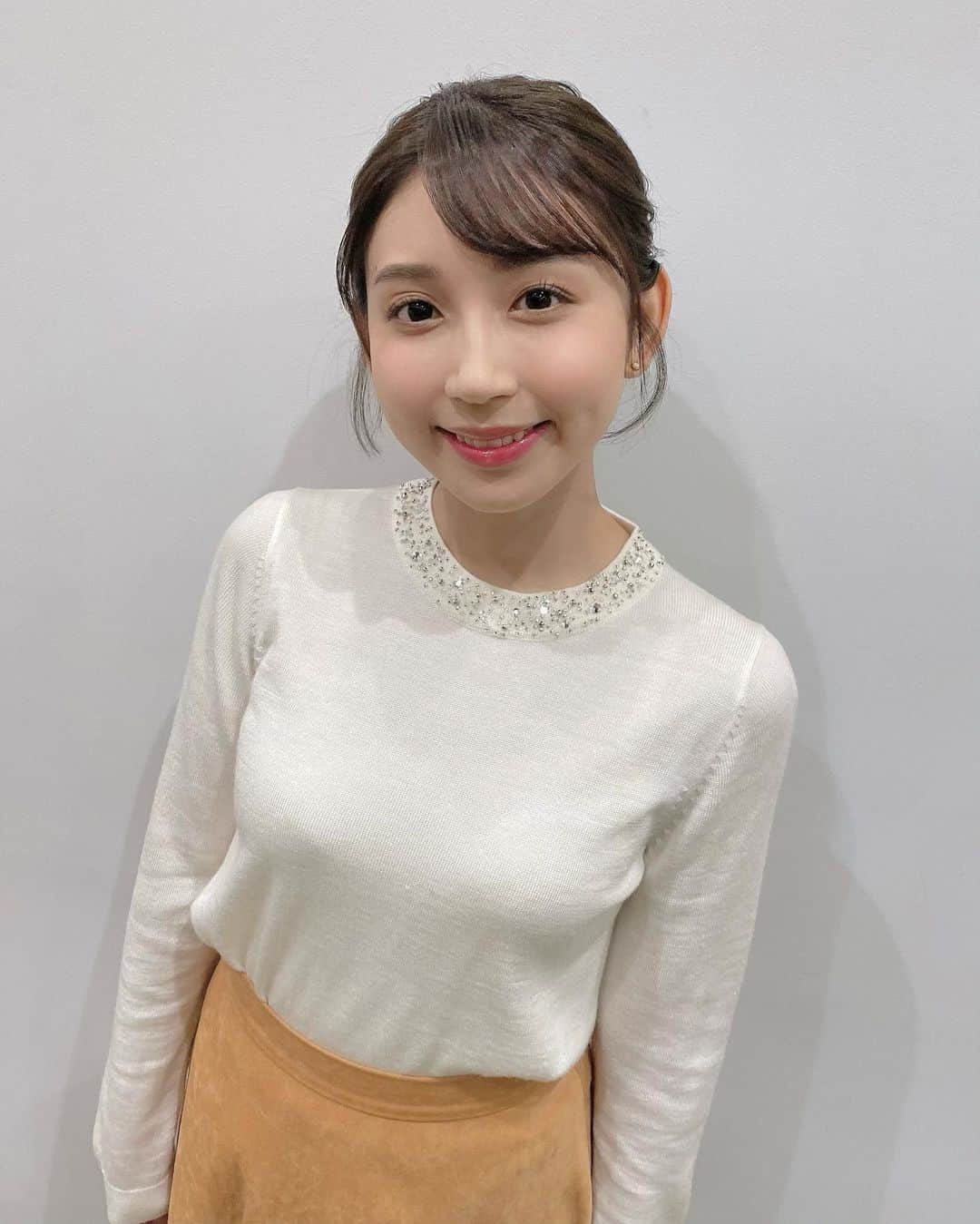 野嶋紗己子さんのインスタグラム写真 - (野嶋紗己子Instagram)「今日もミント！ご覧いただき有難うございました。🌱 明日はしみのじ、清水アナが担当です！ちちんぷいぷい中、15:00ごろ〜お見逃しなく！！﻿ ﻿ @s.seika73 今日もありがとうございました^^﻿ ﻿ #ミント！ #ちちんぷいぷい #しみのじ﻿ #短めでも髪アップしてもらえてスッキリ﻿ #服は衣装だけど履いているのは清水アナとお揃いで買った靴  ※ミントには、月火: スタジオでアシスタント、木: 野嶋がミントのコーナー、金: 哲夫さんのナゼトキコーナーで出ています！」12月1日 21時06分 - nojima_sakiko