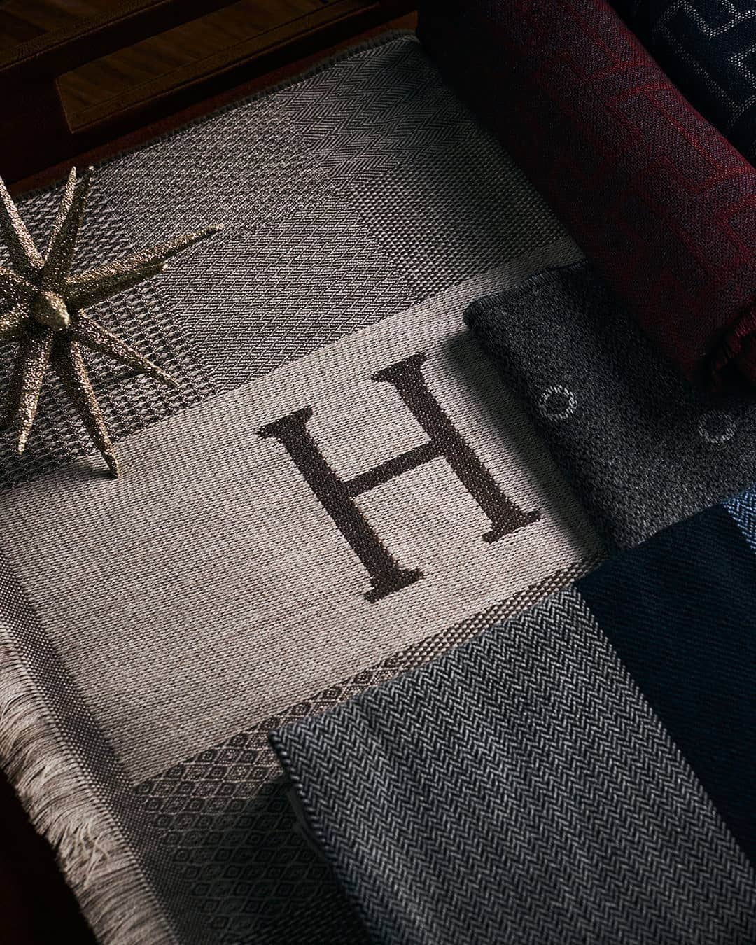 ハケットのインスタグラム：「Starting now and throughout the following days, we’ll be revealing our favourite Christmas gift one by one. Today’s starts with our range of premium scarves. Find out more at the link in our bio. #STAYHackett」