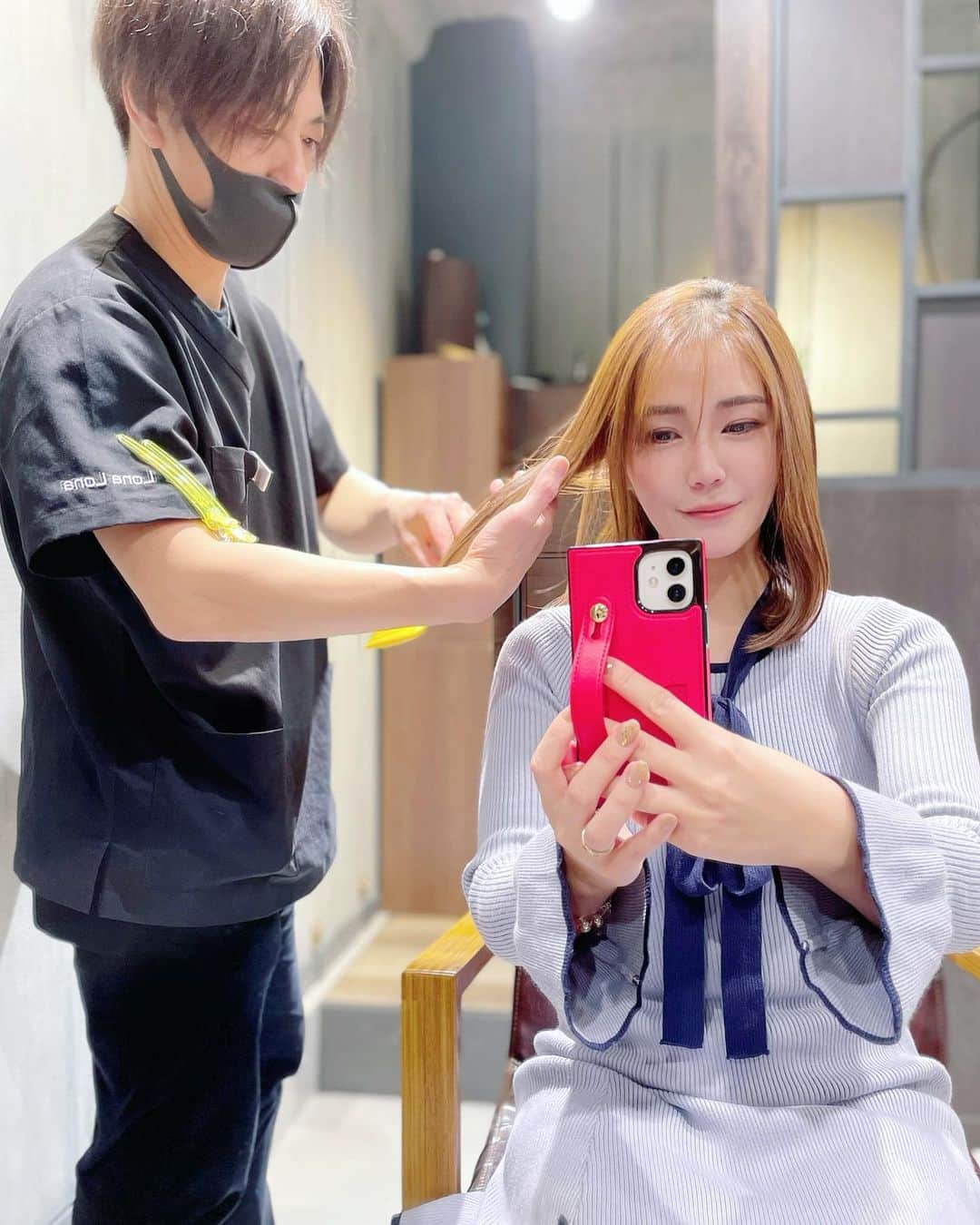 のインスタグラム：「髪の毛がツヤサラだと、本当テンションアガる😆💕💕﻿ ﻿ ロナロナクリニック/﻿ ロナロナヘアサロンで2回目の【艶髪質改善】を受けてきたよ✨﻿ @lonalona_hairsalon﻿ @lonalona_clinic﻿ @miwanatsumi30﻿ ﻿ ﻿ 【艶髪質改善】は最低３回受ける事を推奨していて、３回受ける事で良い状態を維持しやすくなるみたい♡﻿ ﻿ １回目でも効果はかなり感じたけど、﻿ 今回２回目受けてブリーチ毛だとは思えない程の潤いを実感😍✨✨﻿ サラサラだから髪を巻くのがもったいないから、最近ずっとストレートヘア推し♡﻿ ﻿ ﻿ ３回目も楽しみすぎる♫﻿ ﻿ ﻿ ﻿ ロナロナクリニック/ロナロナヘアサロン﻿ ﻿ 📍 東京都港区新橋3-7-7 Tビル1階,2階,3階﻿ ﻿ ﻿ #髪質改善#艶髪 #サラサラヘアー ﻿ #ヘアサロン#美容師#毛髪診断士 ﻿ #メディカルヘアケア#メディカルヘアサロン ﻿ #エイジングヘアケア#薄毛治療#aga﻿ #三輪菜つ美#ロナロナ ﻿ #ロナロナクリニック﻿ #ロナロナヘアサロン#pr﻿ #美容垢#アラフォー美容#30代美容﻿ #産後の抜け毛#美髪﻿」